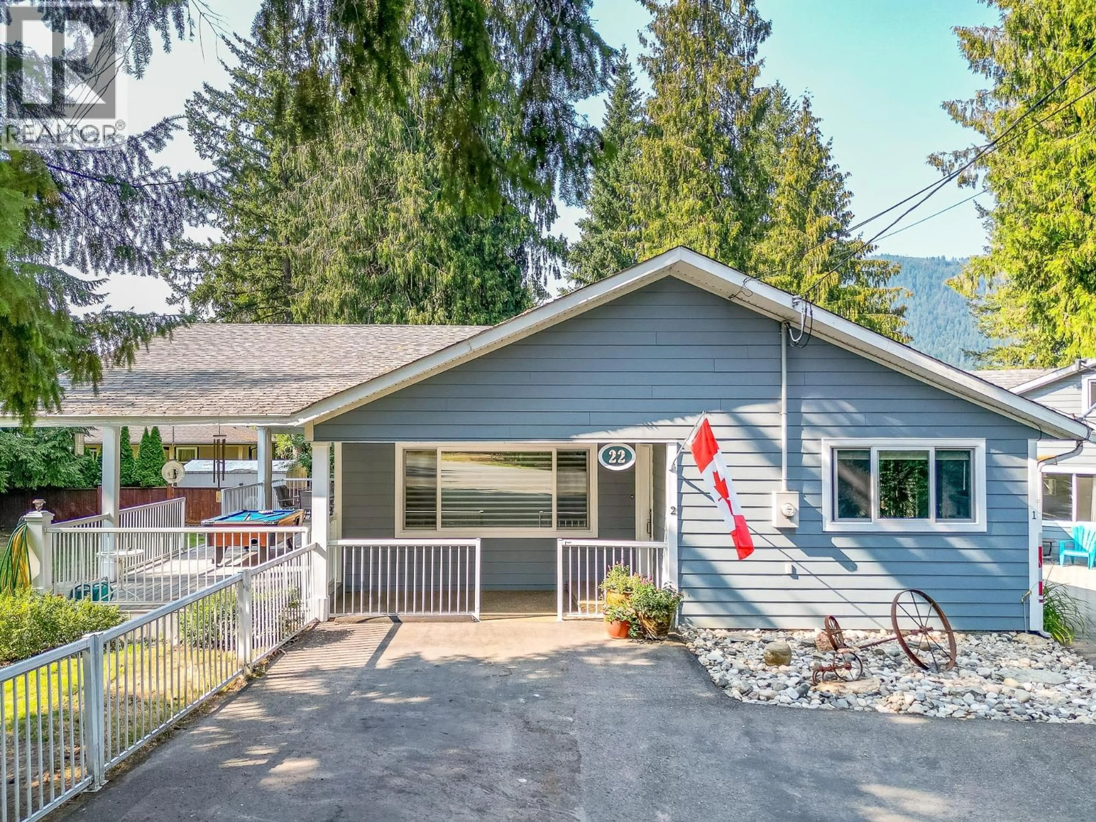 Home with vinyl exterior material, street for 22 WOLFE ROAD, Sicamous British Columbia V0E2V1