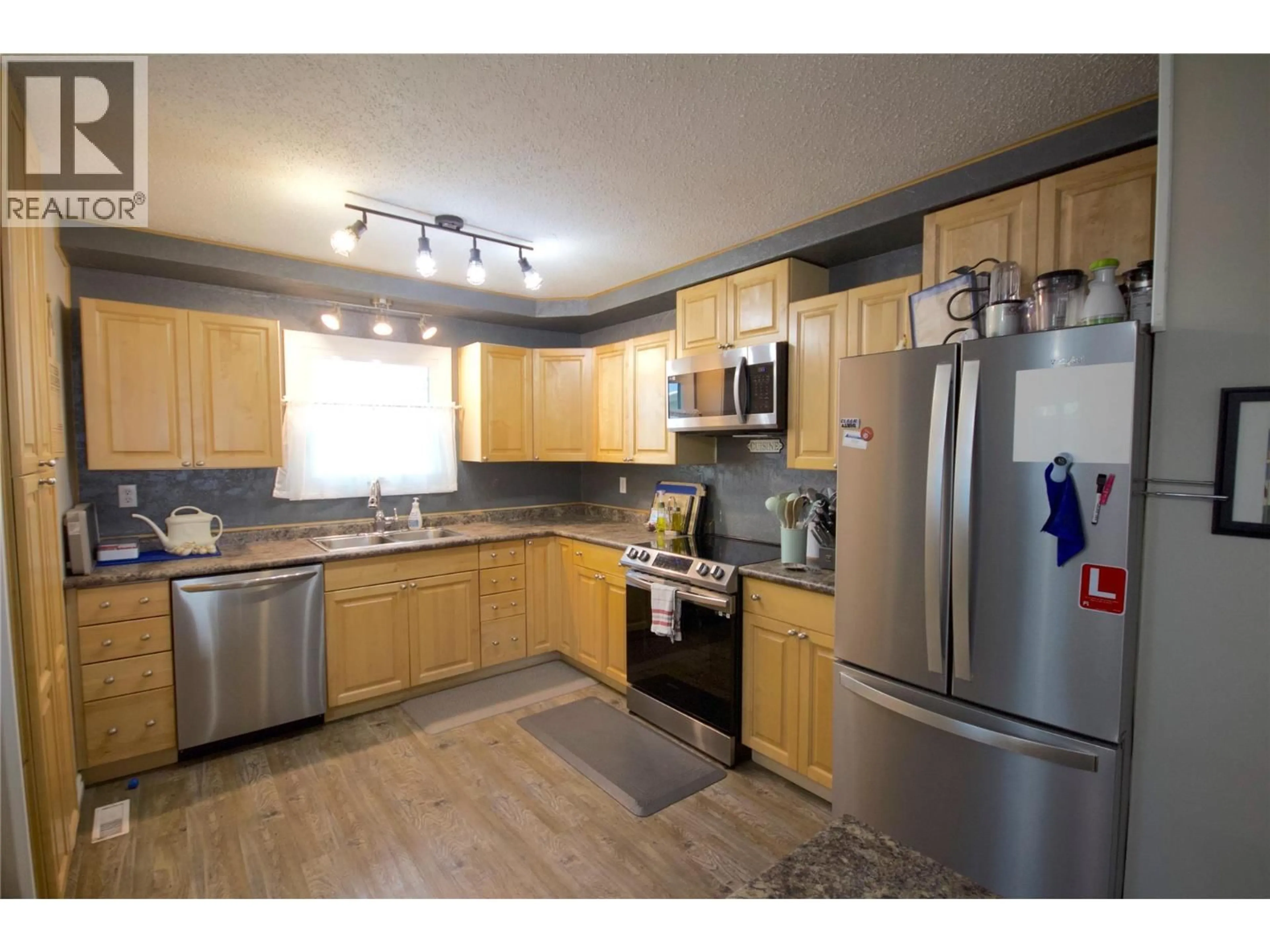 Standard kitchen, wood/laminate floor for 1505 113 AVENUE, Dawson Creek British Columbia V1G2Z4