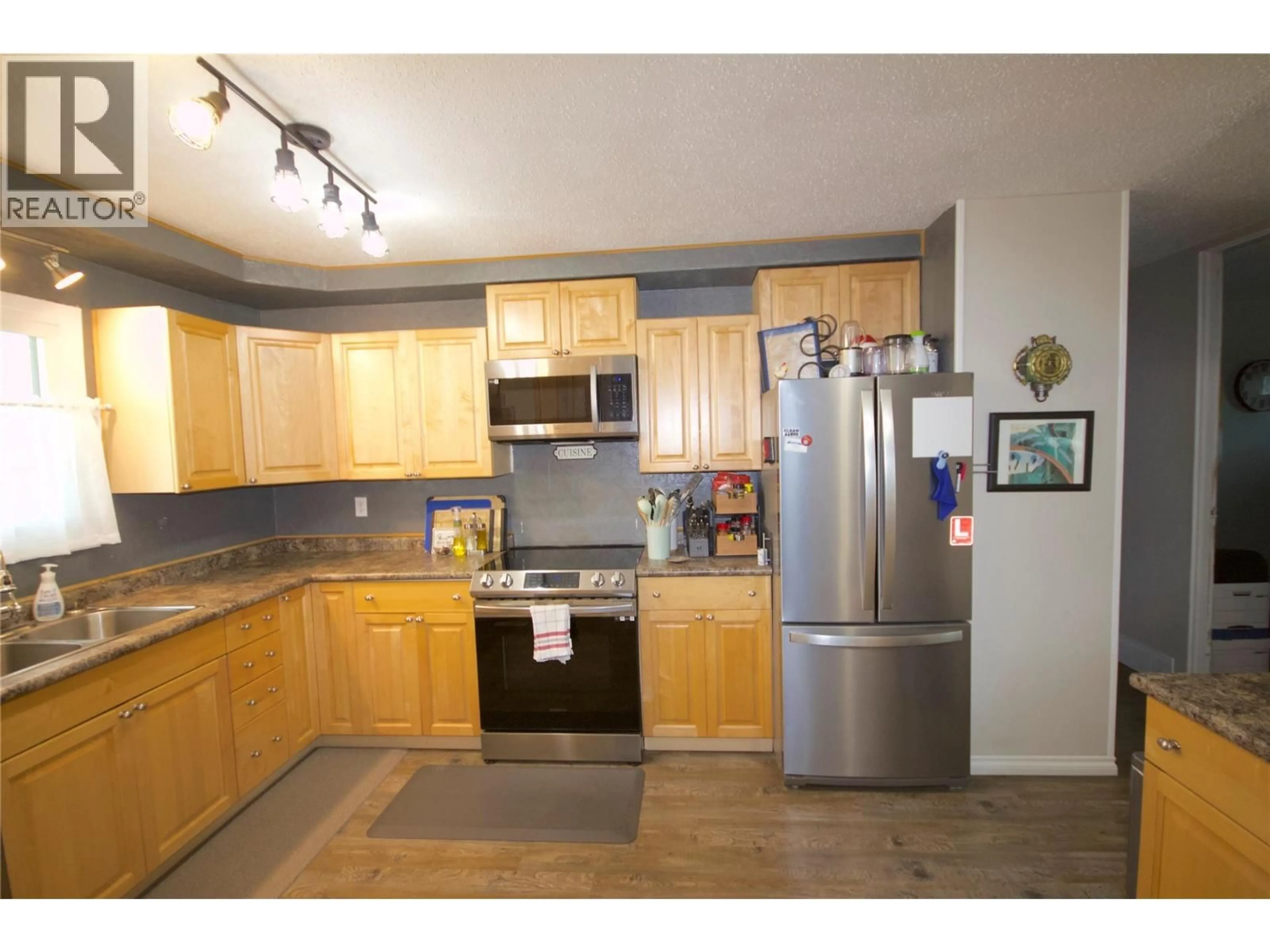 Standard kitchen, unknown for 1505 113 AVENUE, Dawson Creek British Columbia V1G2Z4