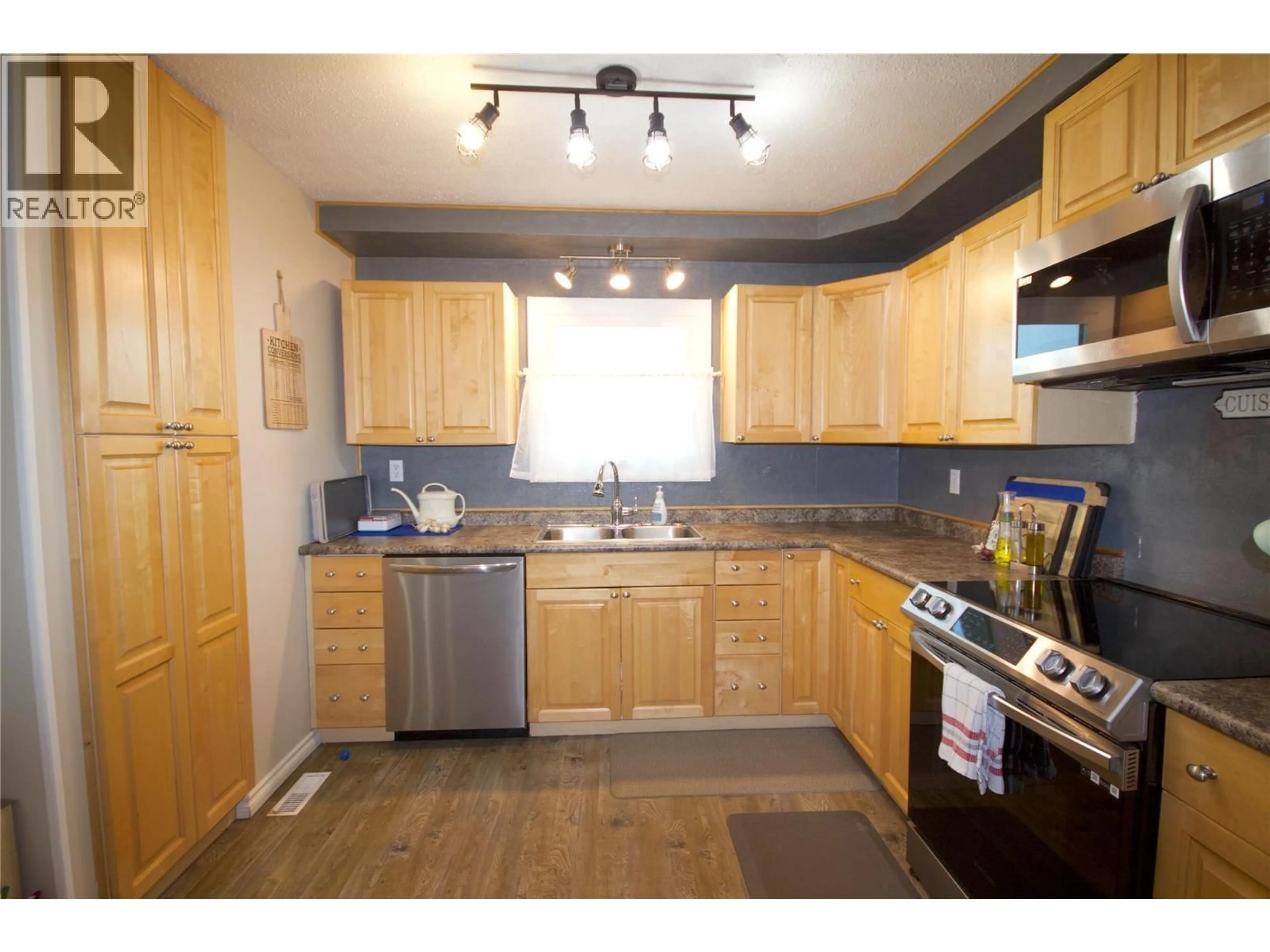 Standard kitchen, wood/laminate floor for 1505 113 AVENUE, Dawson Creek British Columbia V1G2Z4