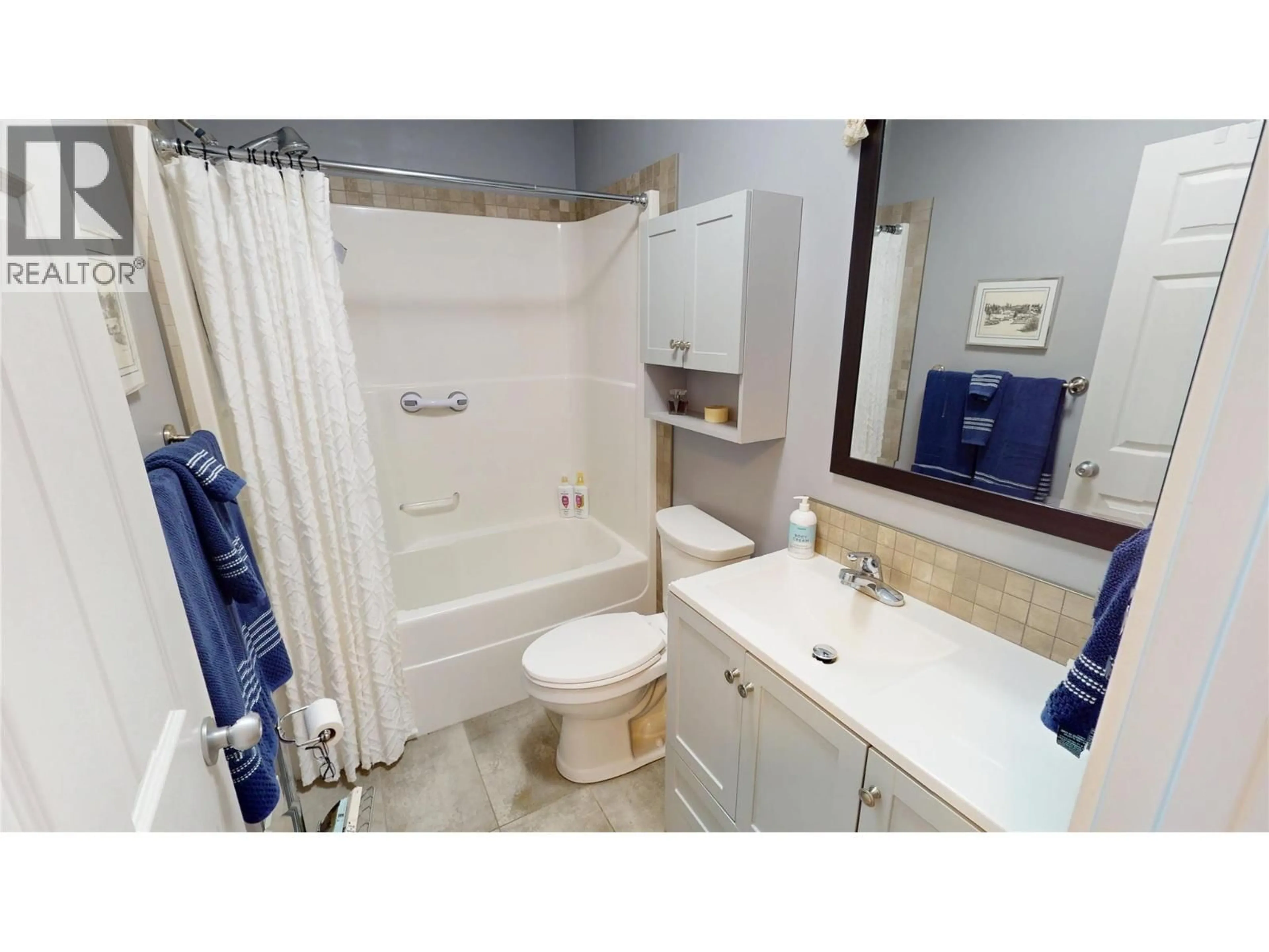 Standard bathroom, ceramic/tile floor for 8 - 4868 RIVERVIEW DRIVE, Edgewater British Columbia V0A1E0