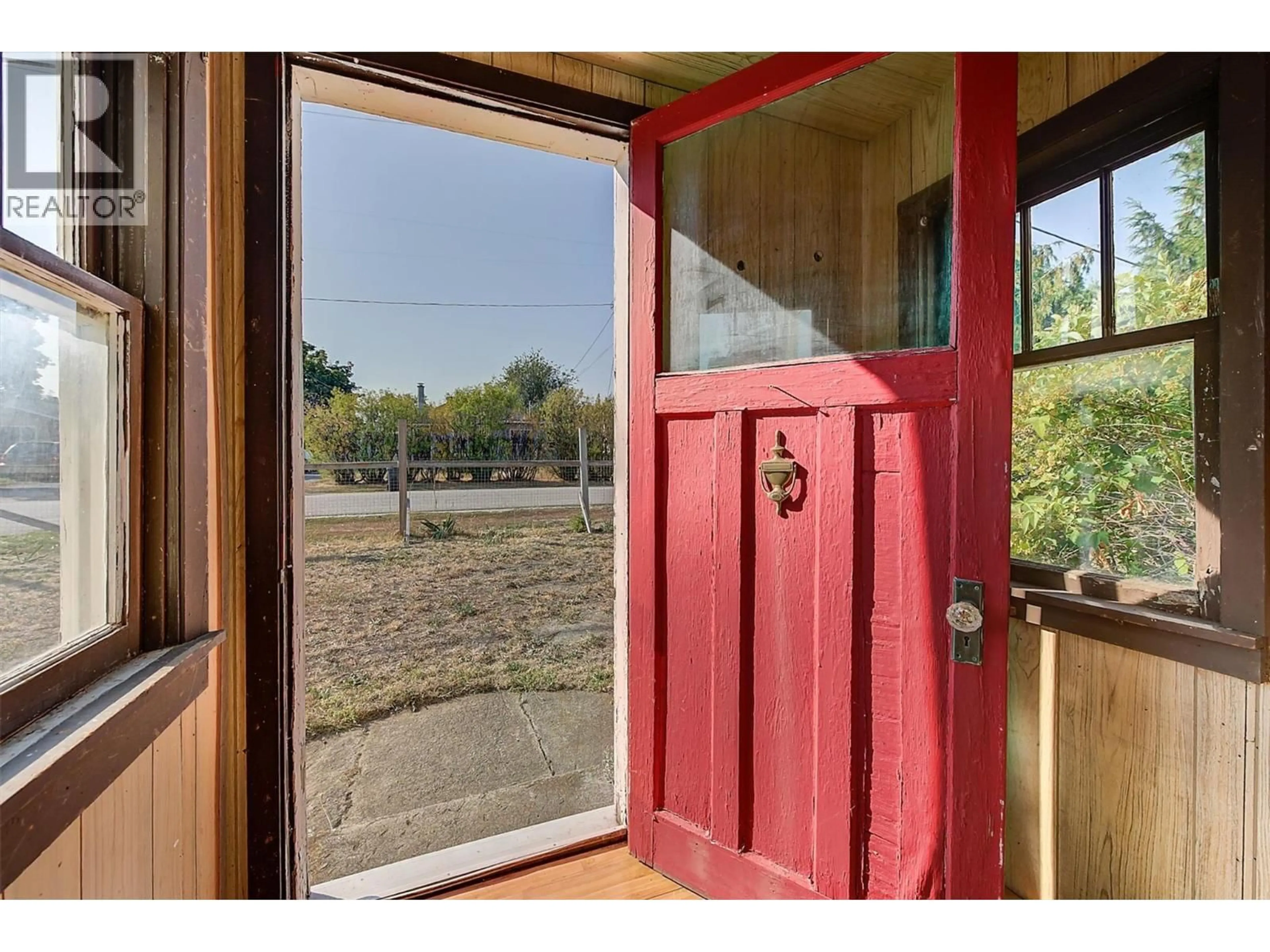 Indoor entryway for 1060 TATARYN ROAD, Kelowna British Columbia V1X1N8