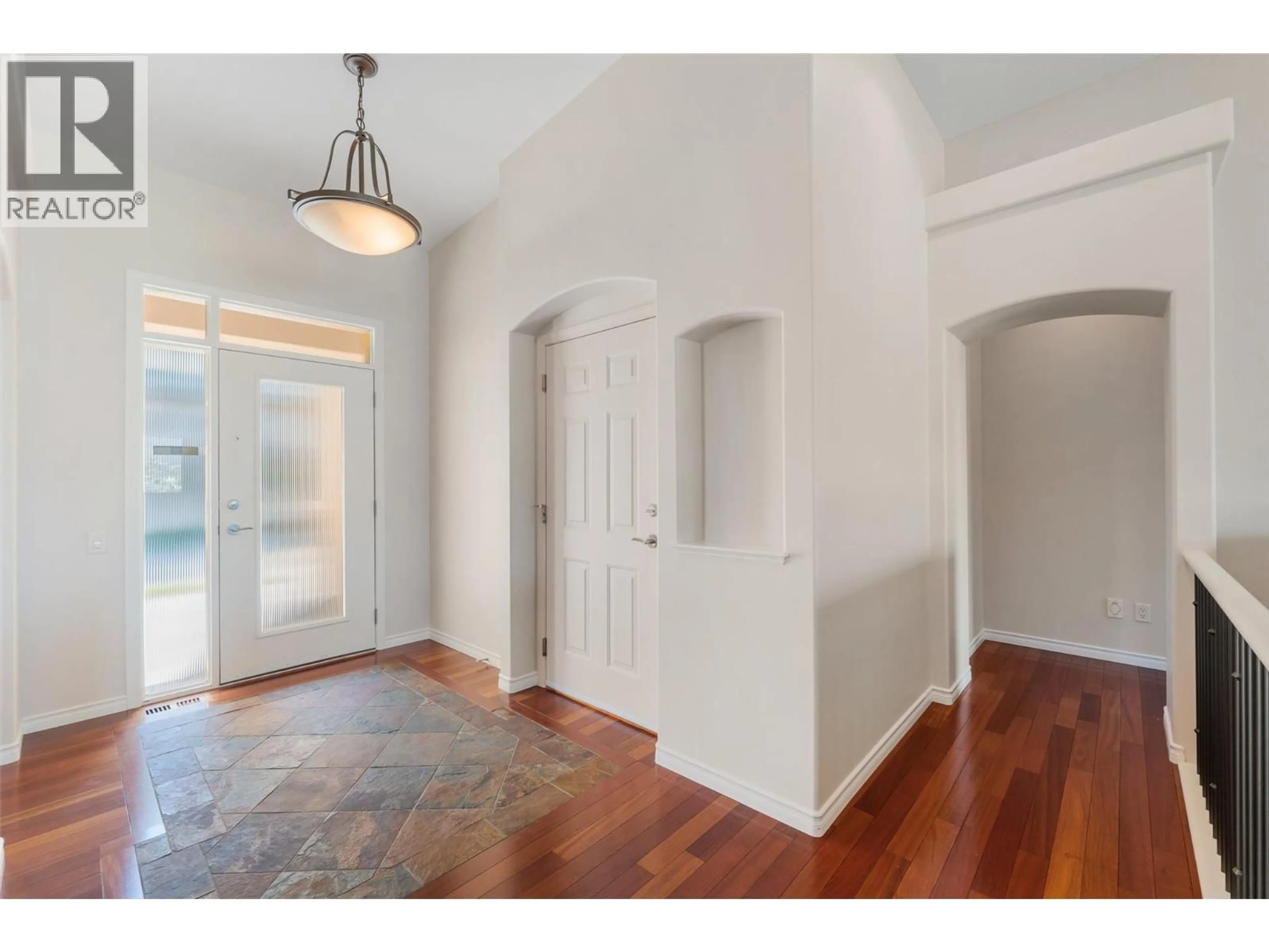 Indoor entryway for 334 - 663 DENALI COURT, Kelowna British Columbia V1V2R4