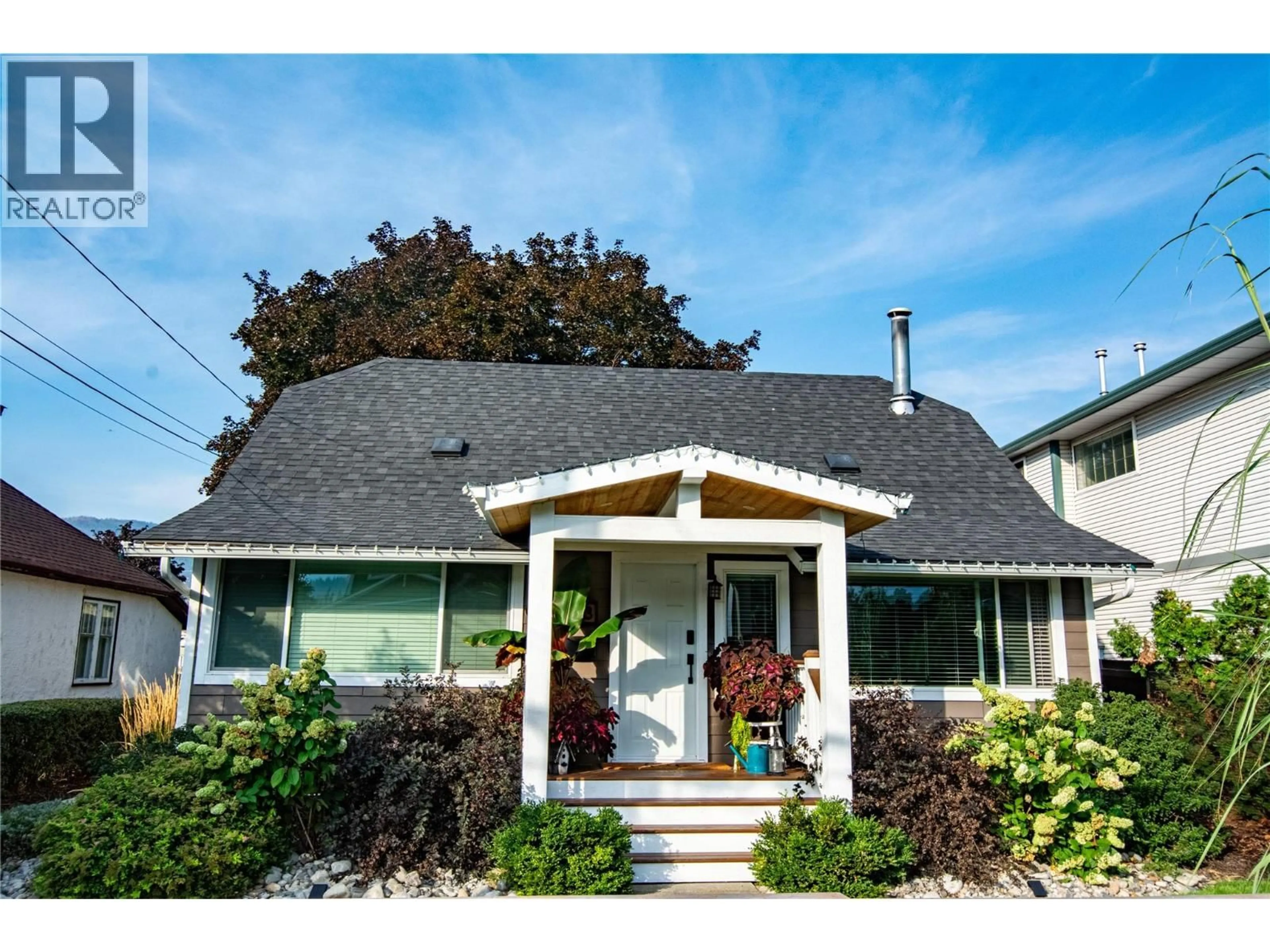 Home with vinyl exterior material, street for 433 YOUNG STREET, Penticton British Columbia V2A5S9