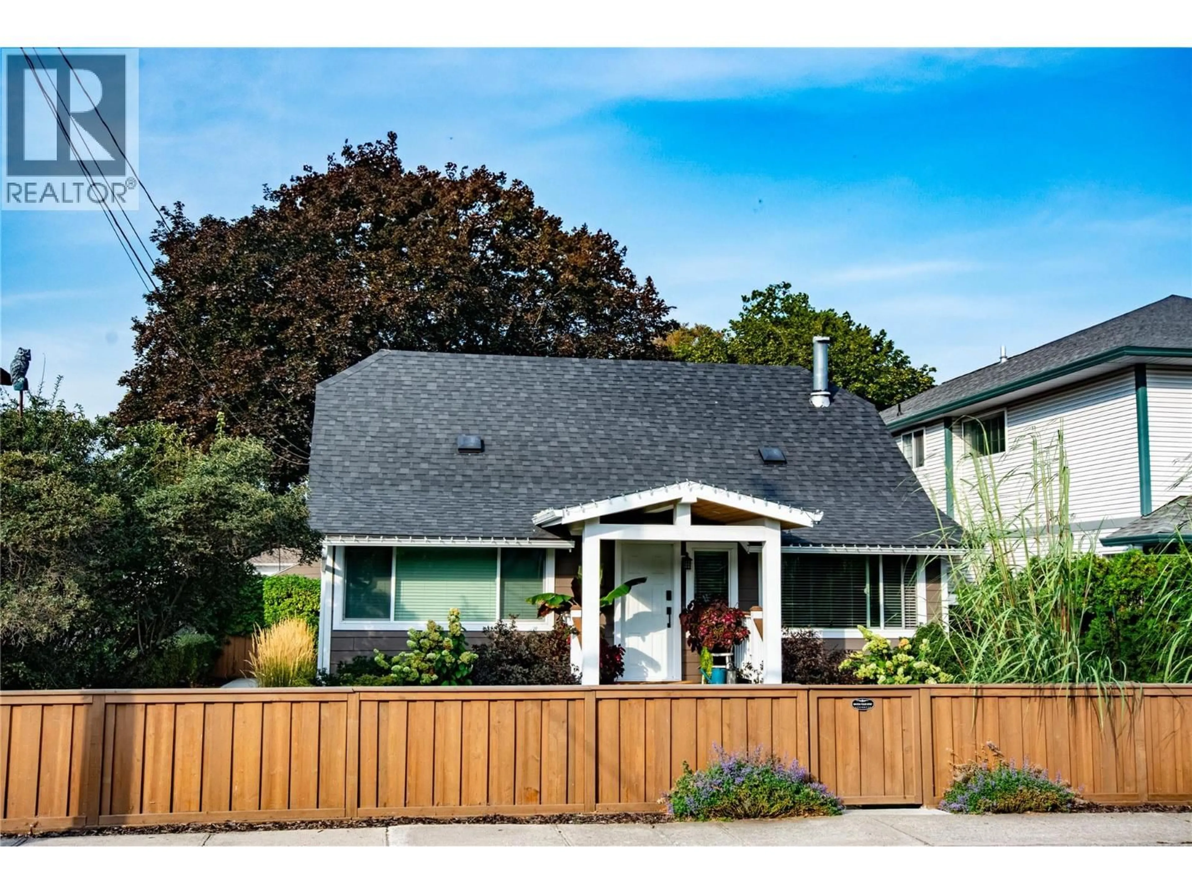 Home with vinyl exterior material, street for 433 YOUNG STREET, Penticton British Columbia V2A5S9