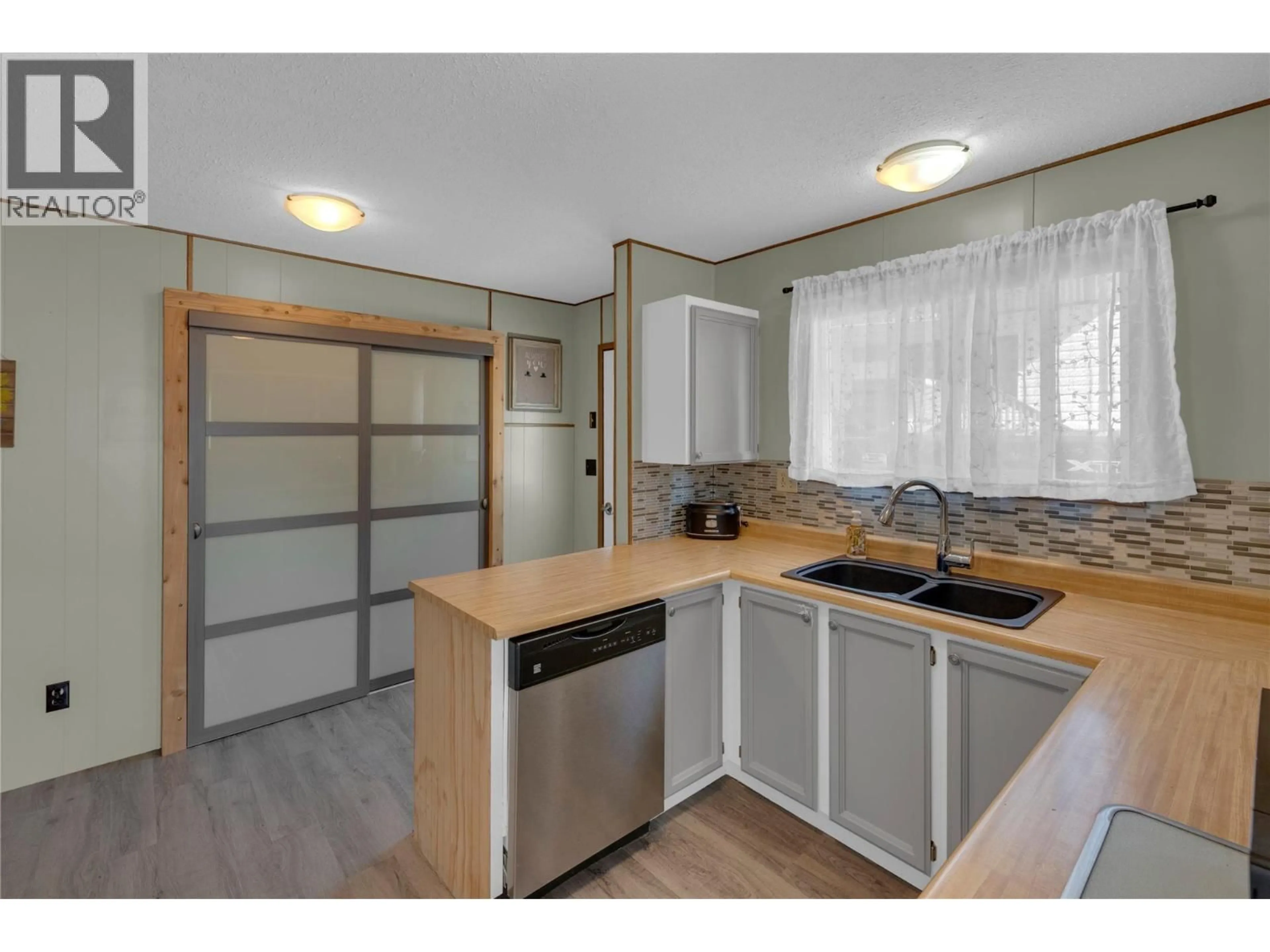 Standard kitchen, wood/laminate floor for 14 - 5371 PRINCETON ROAD, Peachland British Columbia V0H1X4