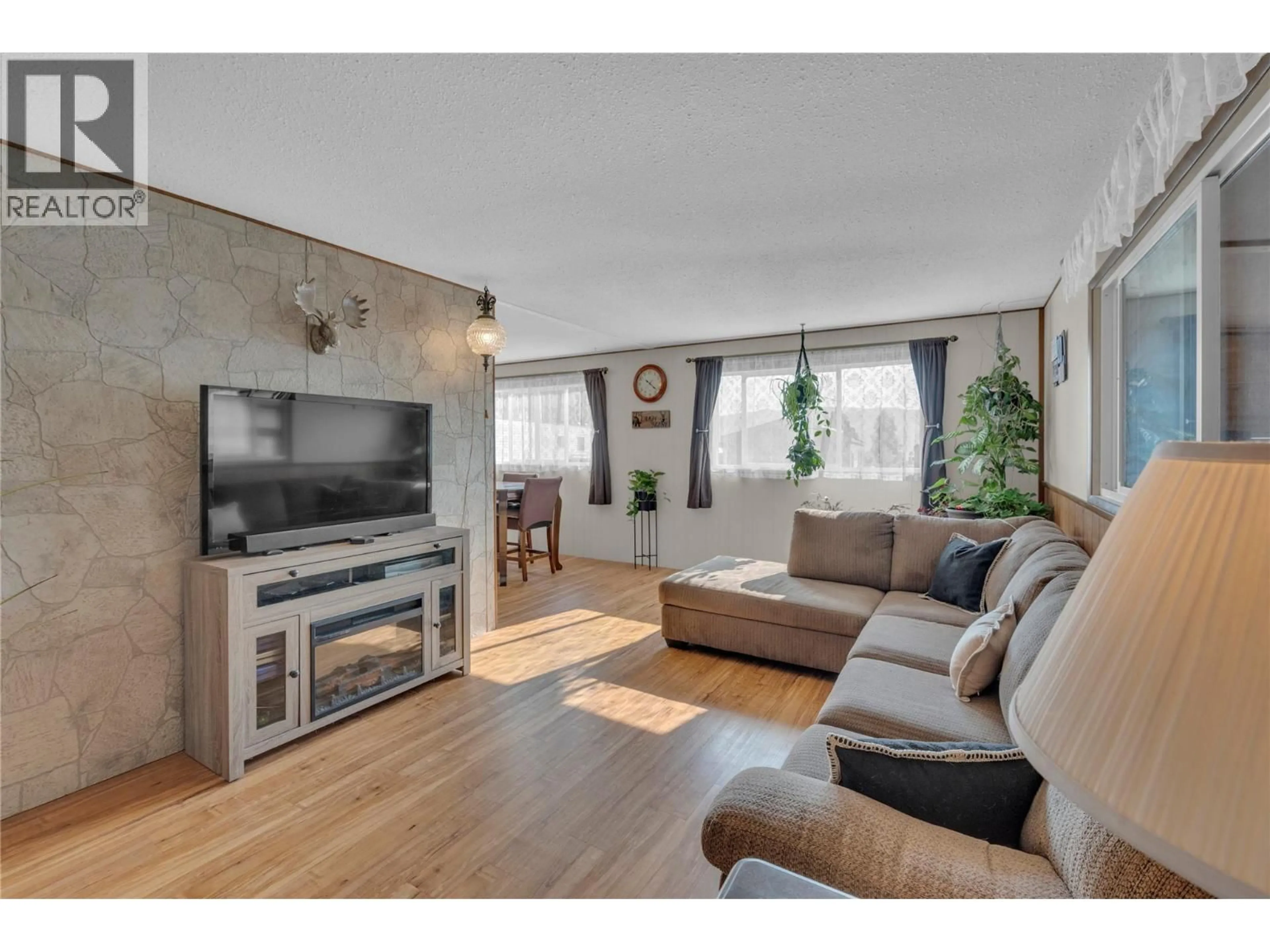 Living room with furniture, wood/laminate floor for 14 - 5371 PRINCETON ROAD, Peachland British Columbia V0H1X4