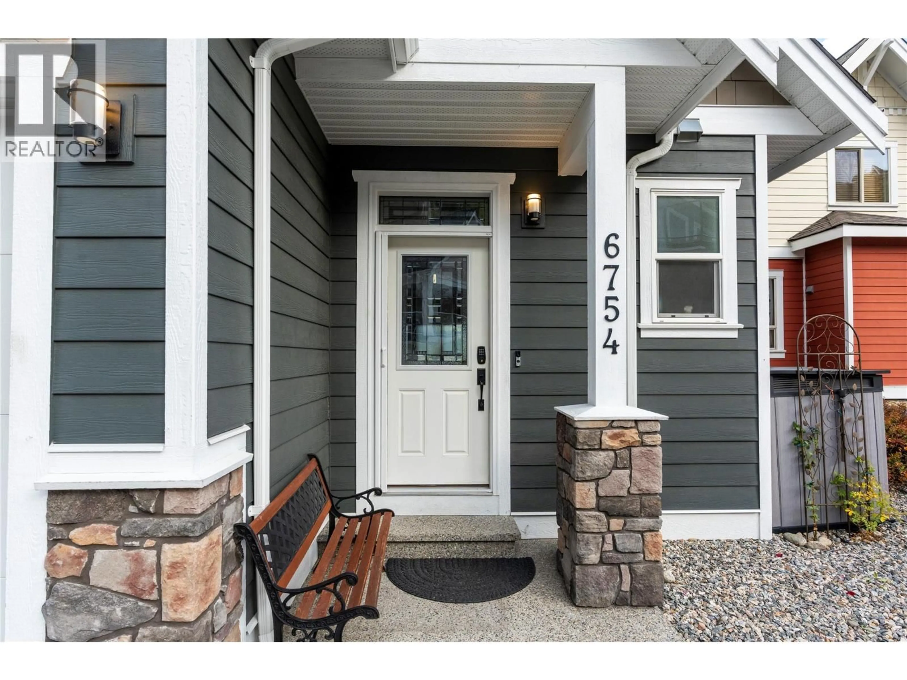 Indoor entryway for 6754 LA PALMA LOOP, Kelowna British Columbia V1Z3R8
