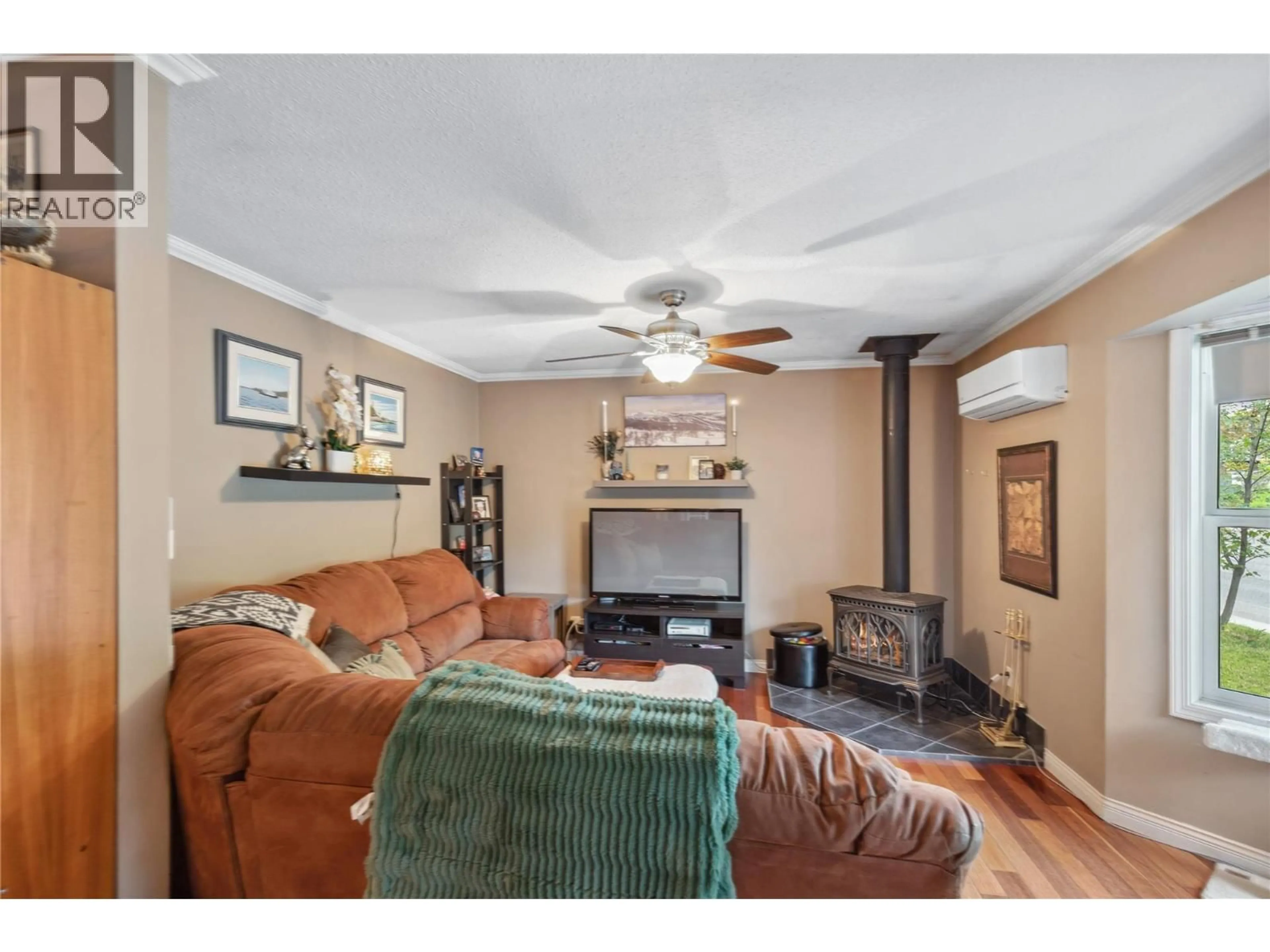 Living room with furniture, unknown for 3404 ALEXIS PARK DRIVE, Vernon British Columbia V1T6G8