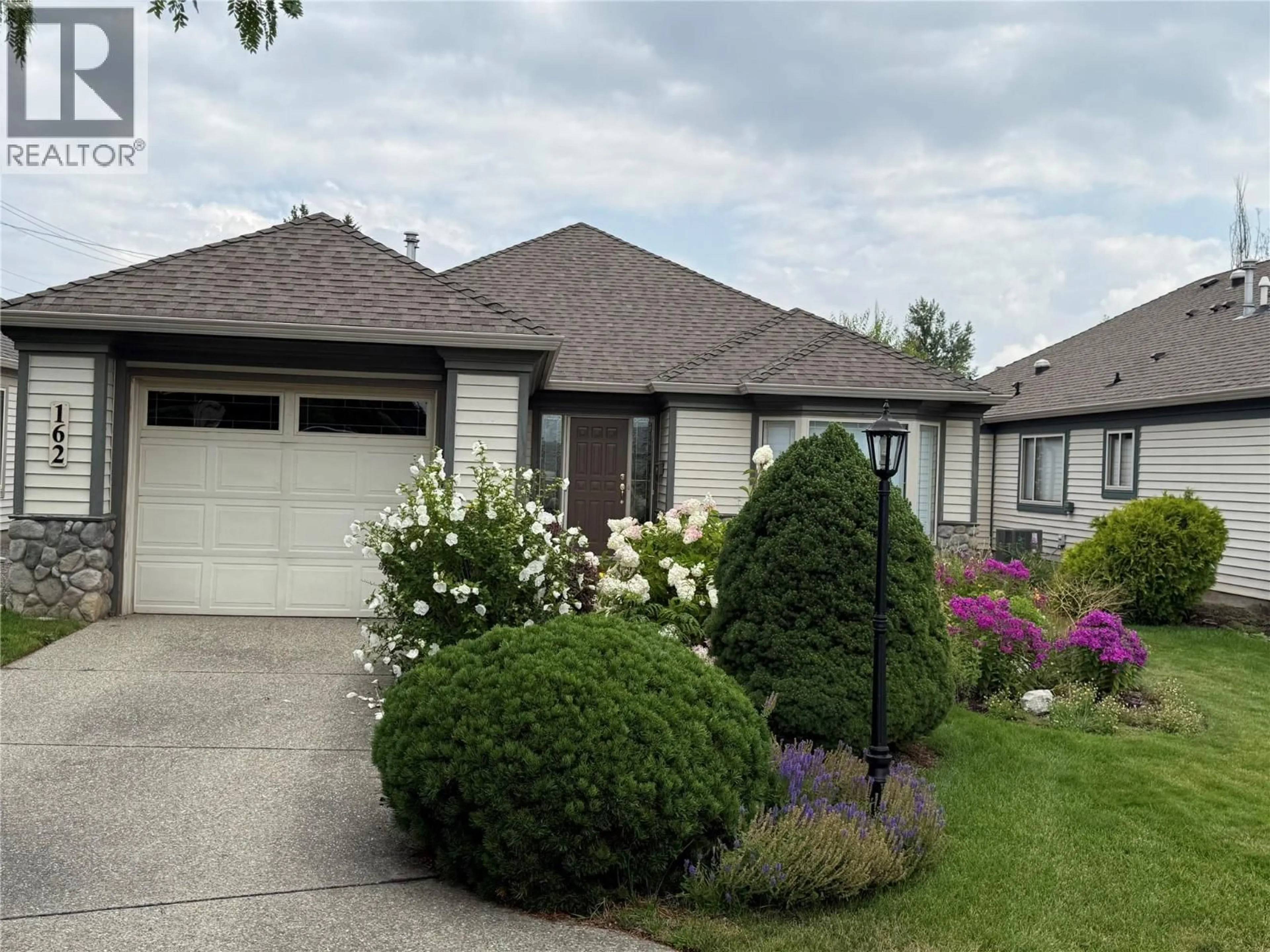 Home with vinyl exterior material, street for 162 - 550 YATES ROAD, Kelowna British Columbia V1V1Z4