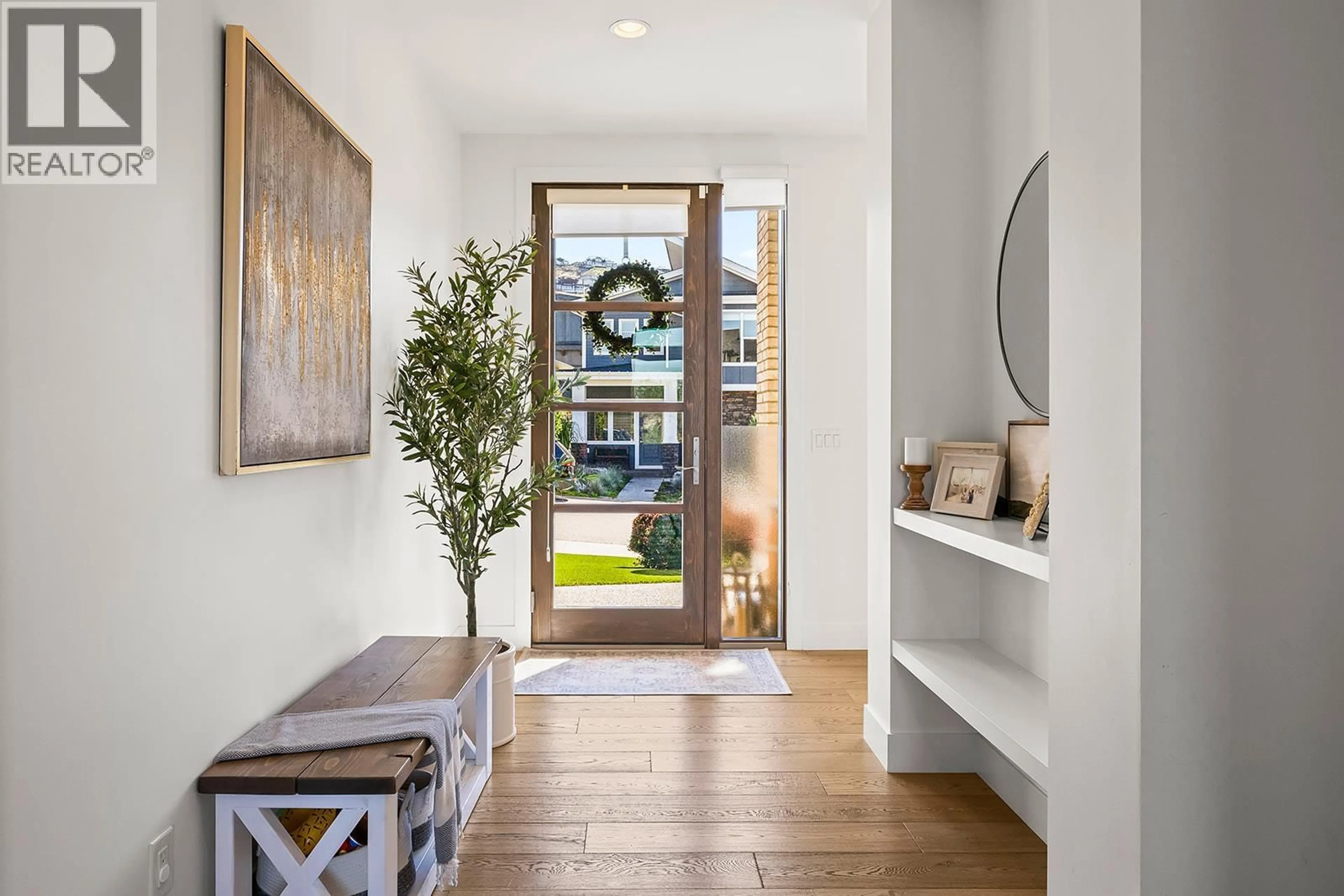 Indoor entryway for 1174 GOLDFINCH PLACE, Kelowna British Columbia V1W5M1