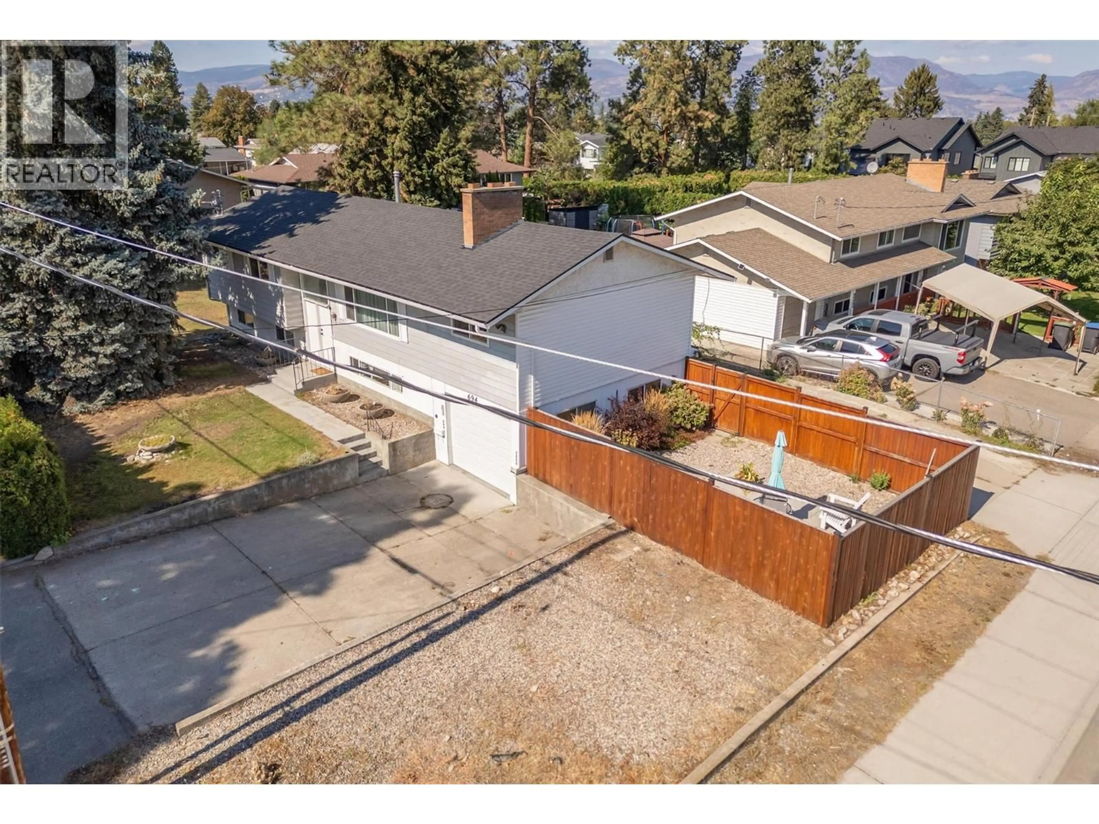 A pic from outside/outdoor area/front of a property/back of a property/a pic from drone, street for 694 TOZER AVENUE, Kelowna British Columbia V1W2A6