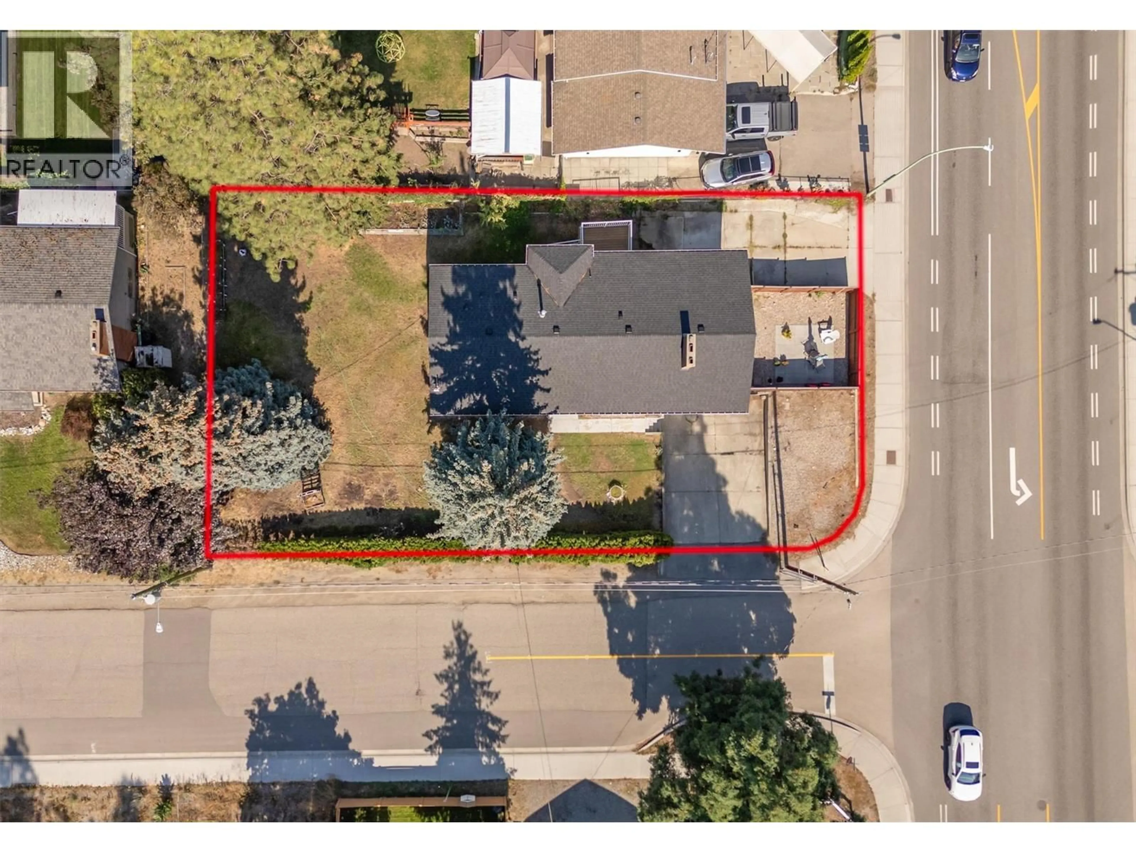 A pic from outside/outdoor area/front of a property/back of a property/a pic from drone, street for 694 TOZER AVENUE, Kelowna British Columbia V1W2A6