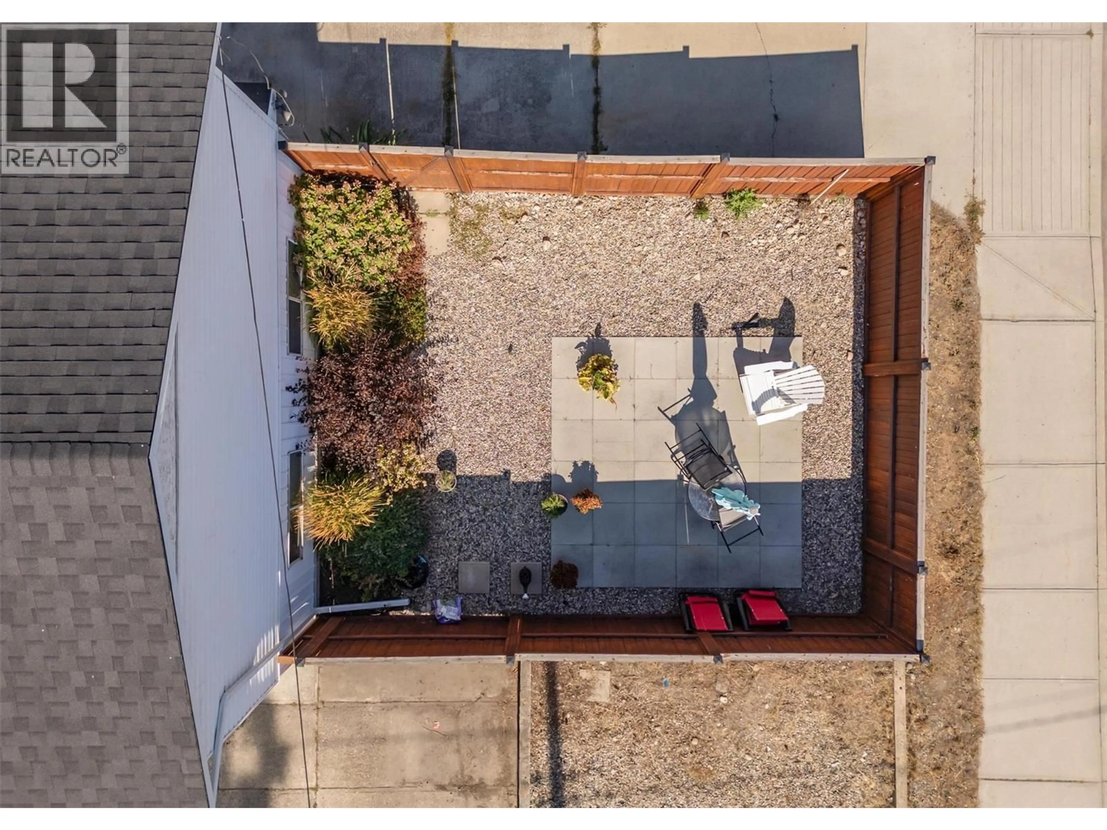 A pic from outside/outdoor area/front of a property/back of a property/a pic from drone, street for 694 TOZER AVENUE, Kelowna British Columbia V1W2A6