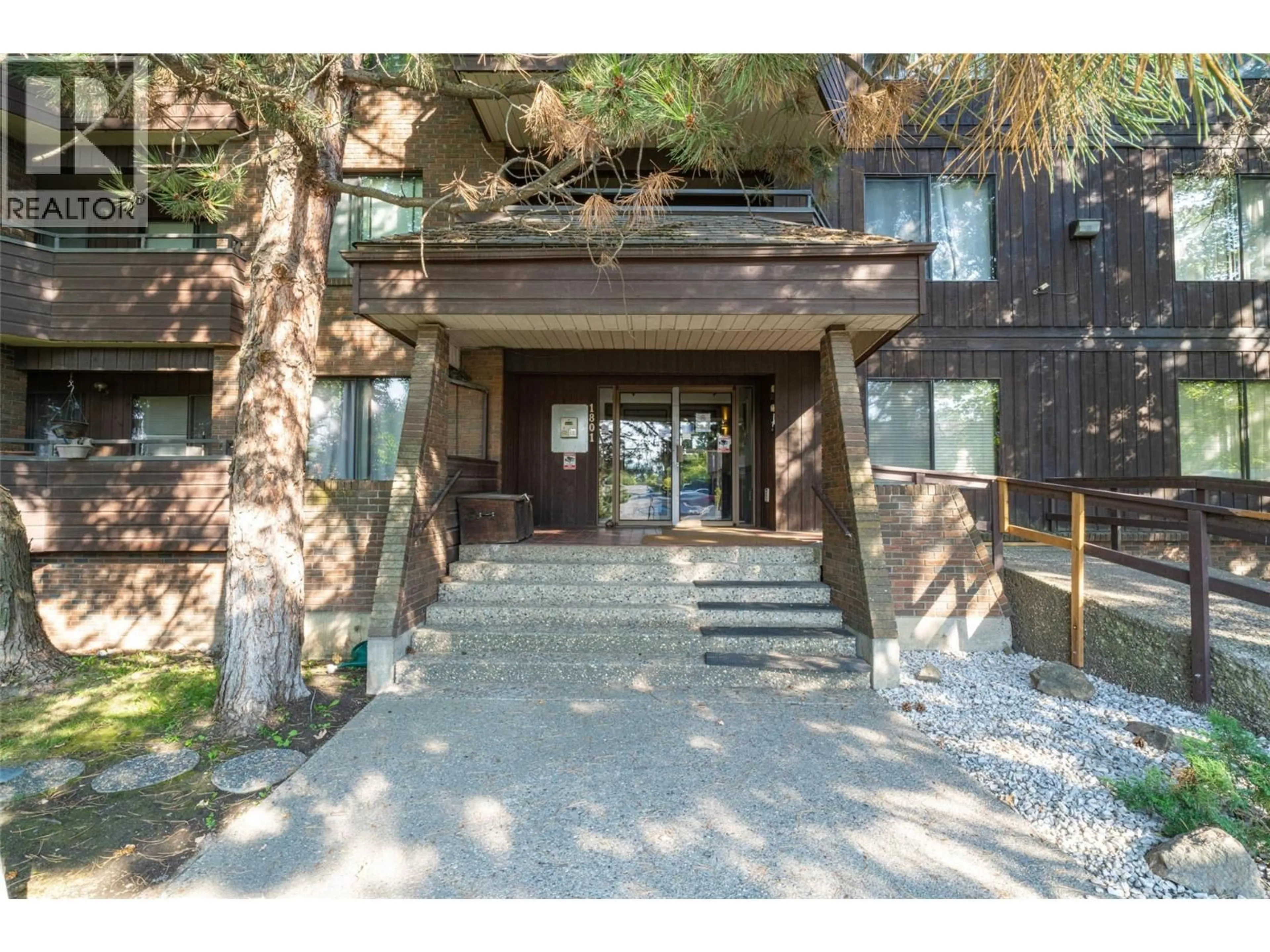 Indoor foyer for 203 - 1801 32 STREET, Vernon British Columbia V1T5K4