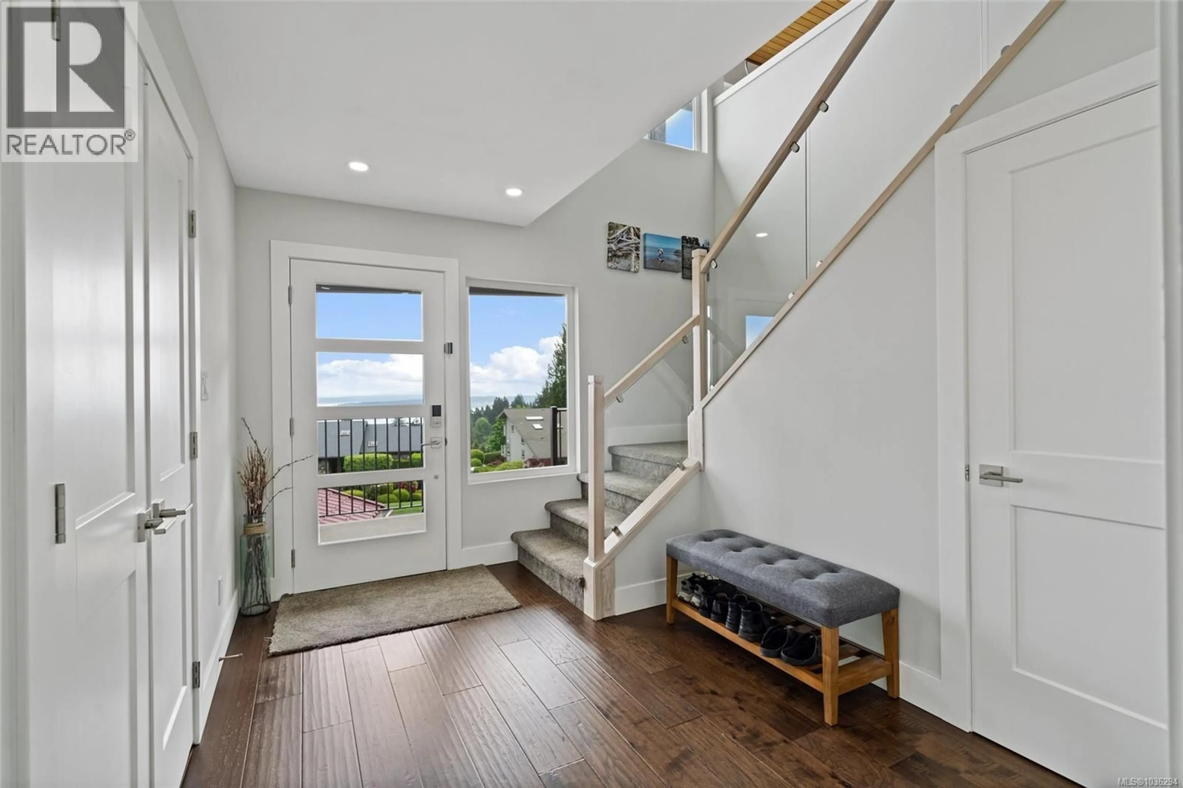Indoor entryway for 8750 PENDER PARK DRIVE, North Saanich British Columbia V8L3Z5