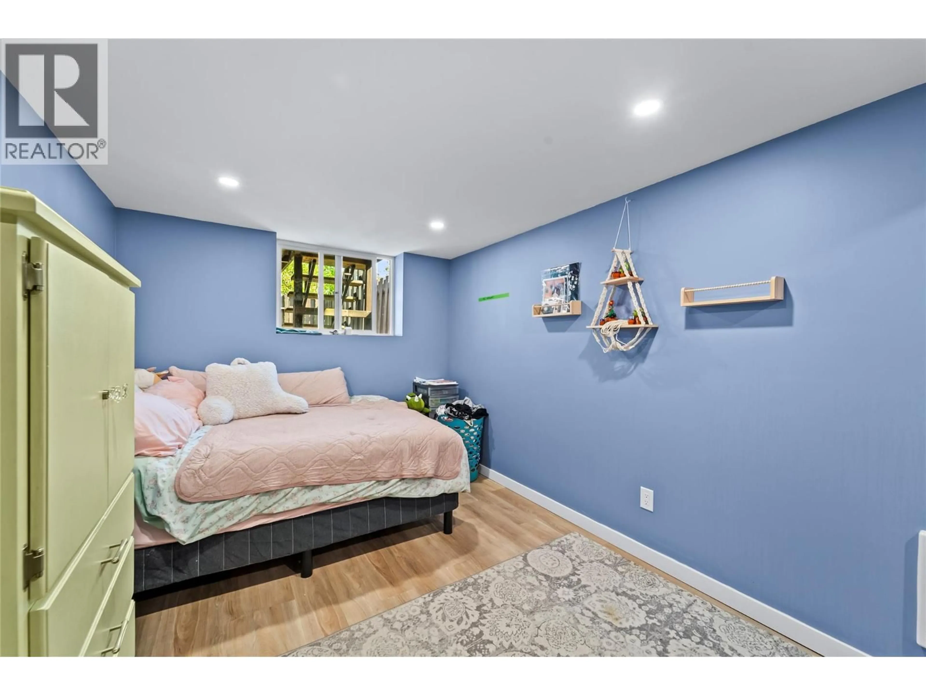 Bedroom with bed, wood/laminate floor for 57 - 1605 SUMMIT DRIVE, Kamloops British Columbia V2E2A5