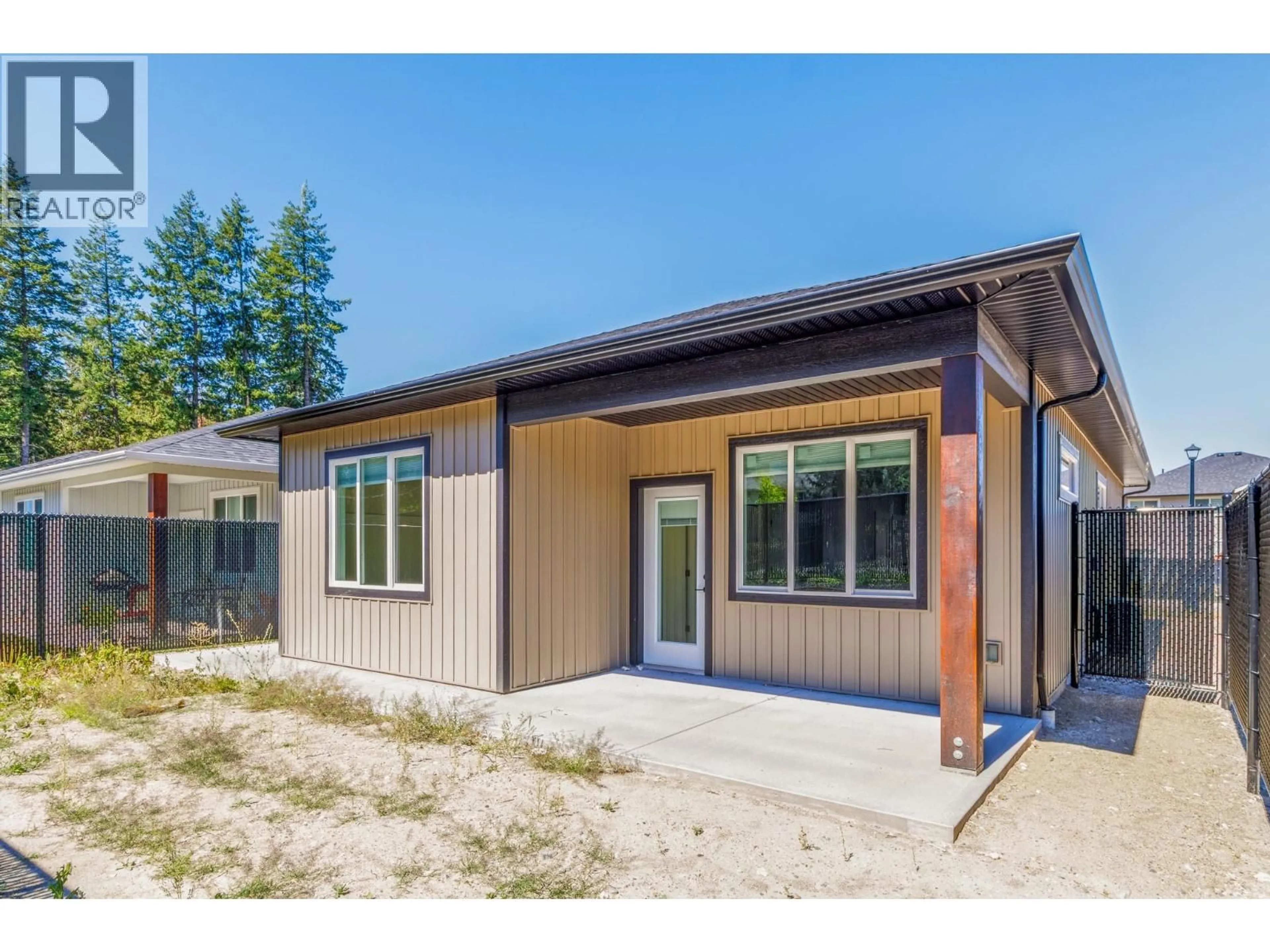 Home with vinyl exterior material, street for 2374 6 AVENUE SOUTHEAST, Salmon Arm British Columbia V1E0H1