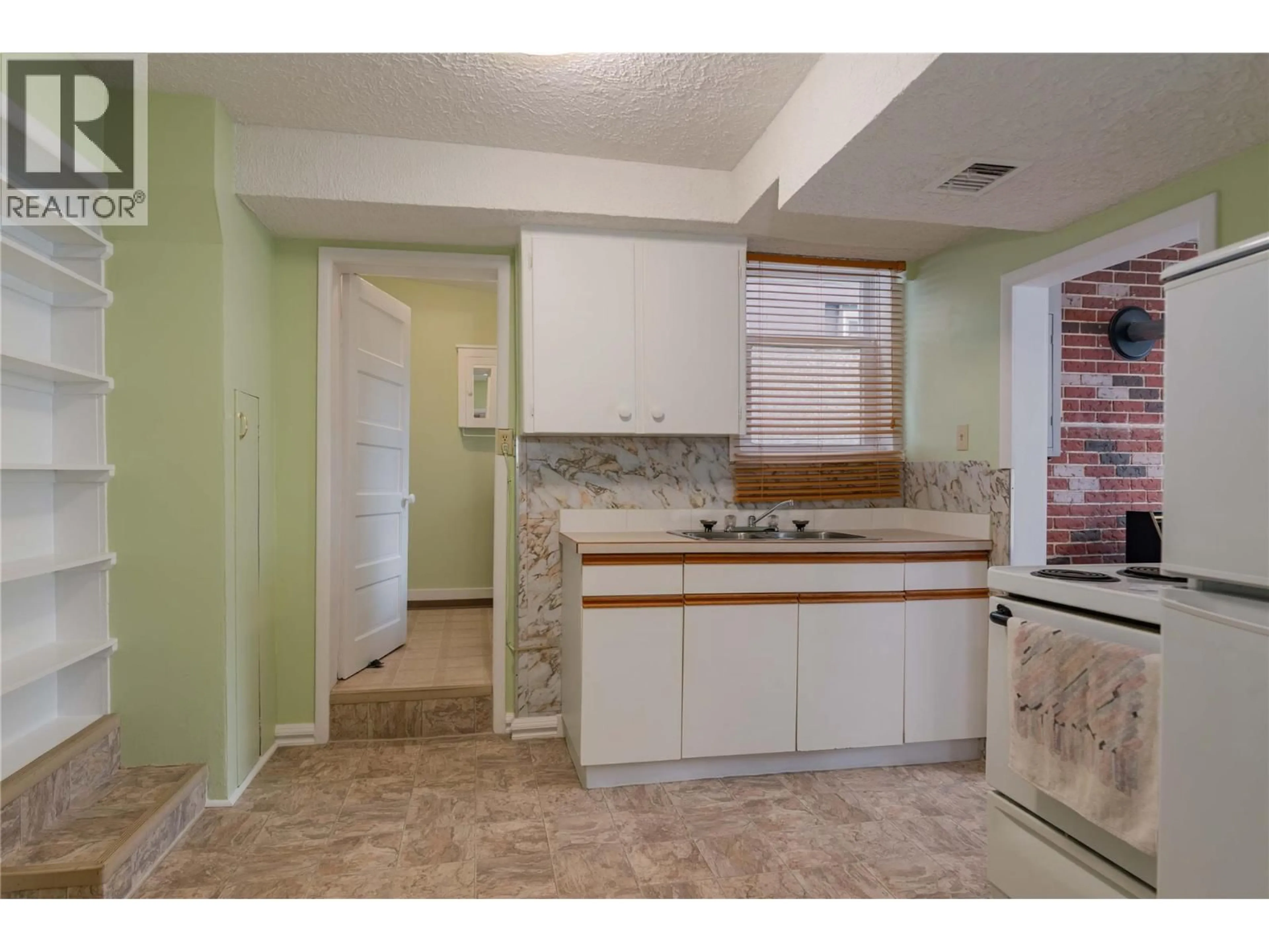Standard kitchen, ceramic/tile floor for 916 NELSON AVENUE, Trail British Columbia V1R3H2