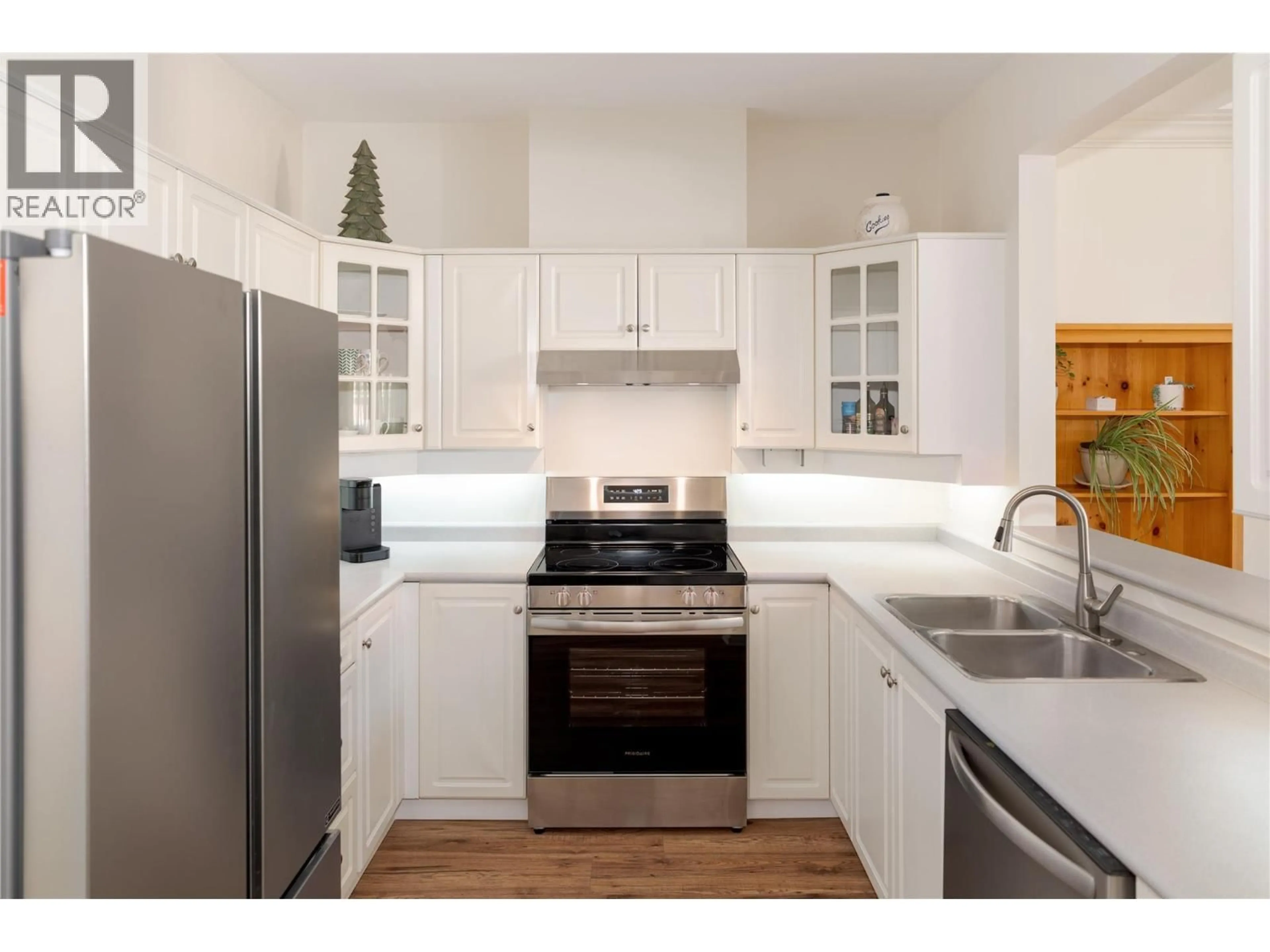 Standard kitchen, unknown for 311 - 877 KLO ROAD, Kelowna British Columbia V1Y9R1
