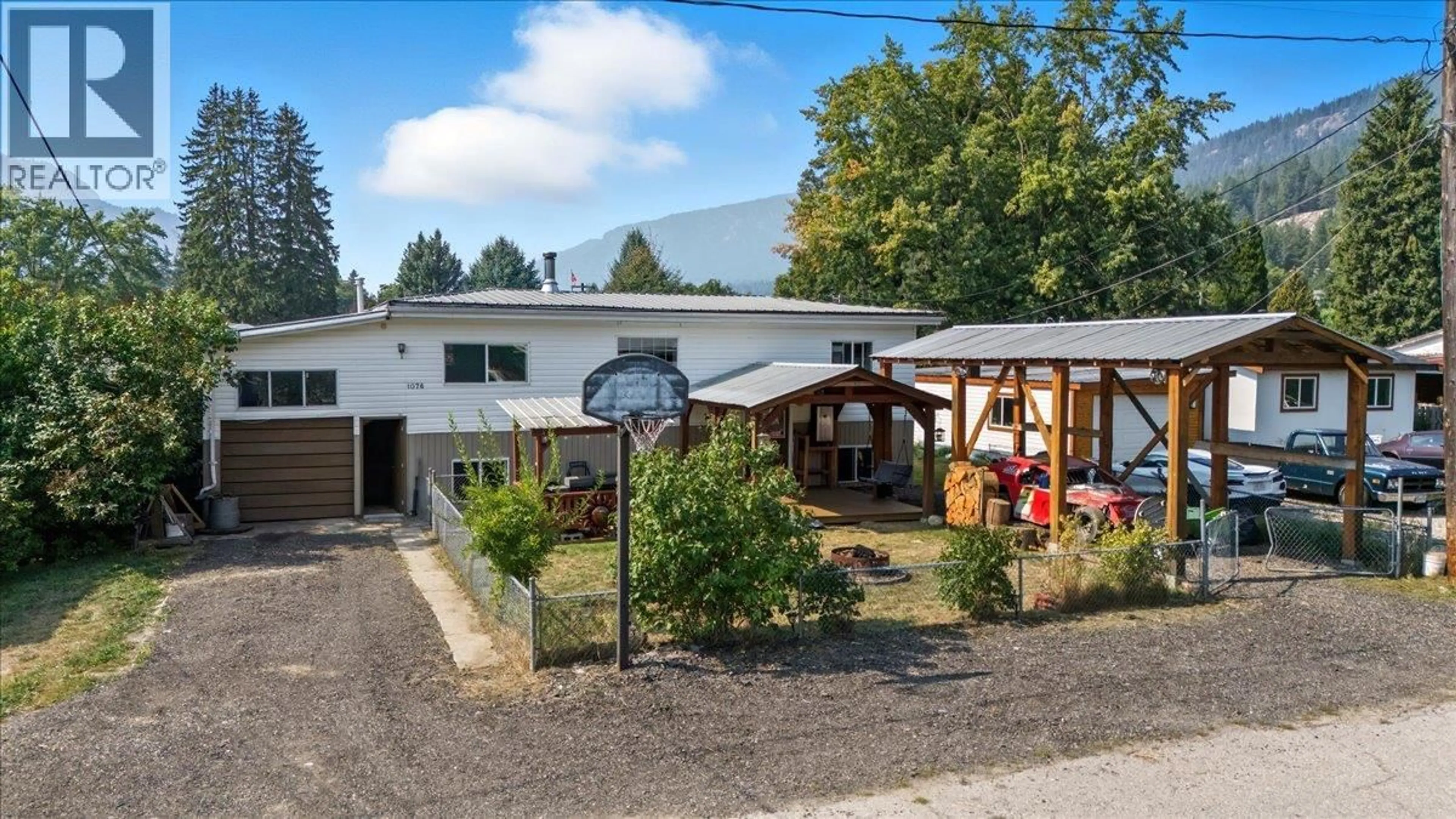 A pic from outside/outdoor area/front of a property/back of a property/a pic from drone, unknown for 1076 COLUMBIA HEIGHTS ROAD, Robson British Columbia V0G1X0