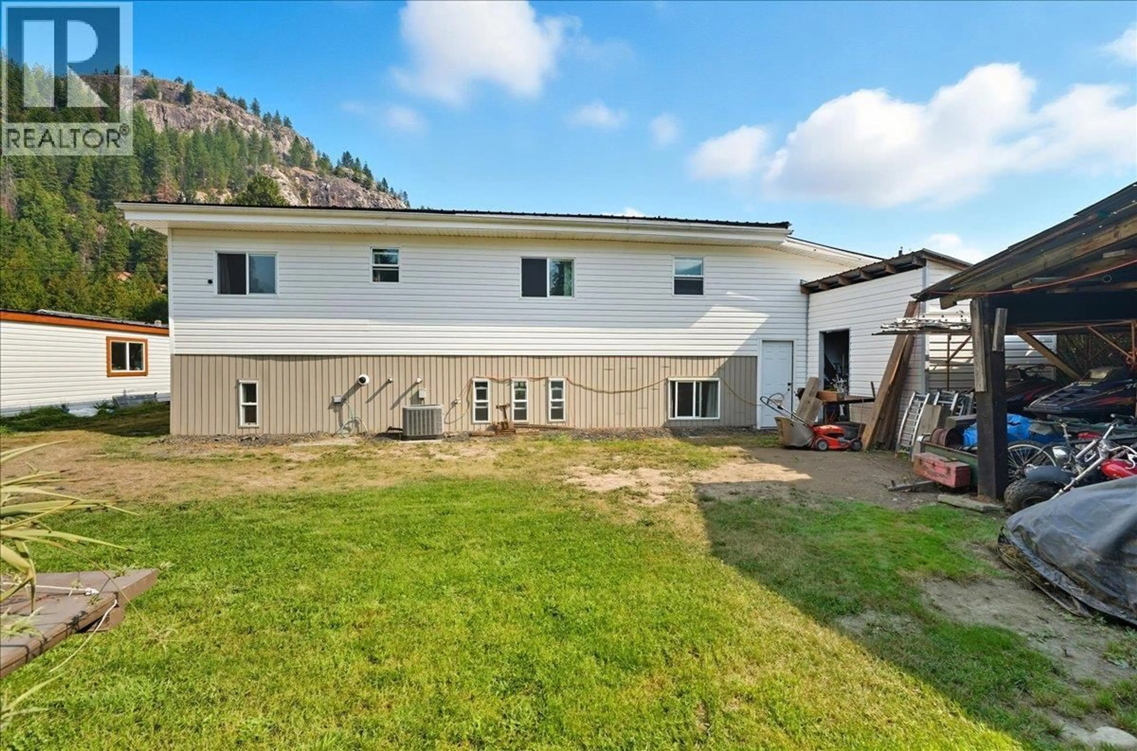 Patio, mountain view for 1076 COLUMBIA HEIGHTS ROAD, Robson British Columbia V0G1X0