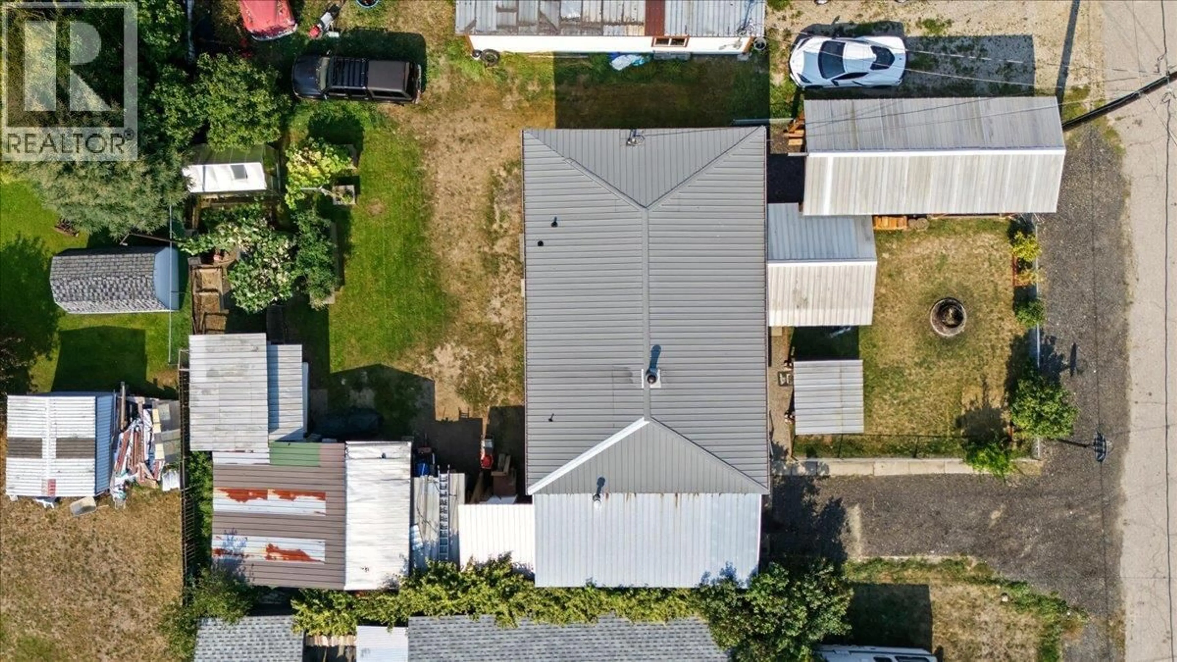 A pic from outside/outdoor area/front of a property/back of a property/a pic from drone, street for 1076 COLUMBIA HEIGHTS ROAD, Robson British Columbia V0G1X0