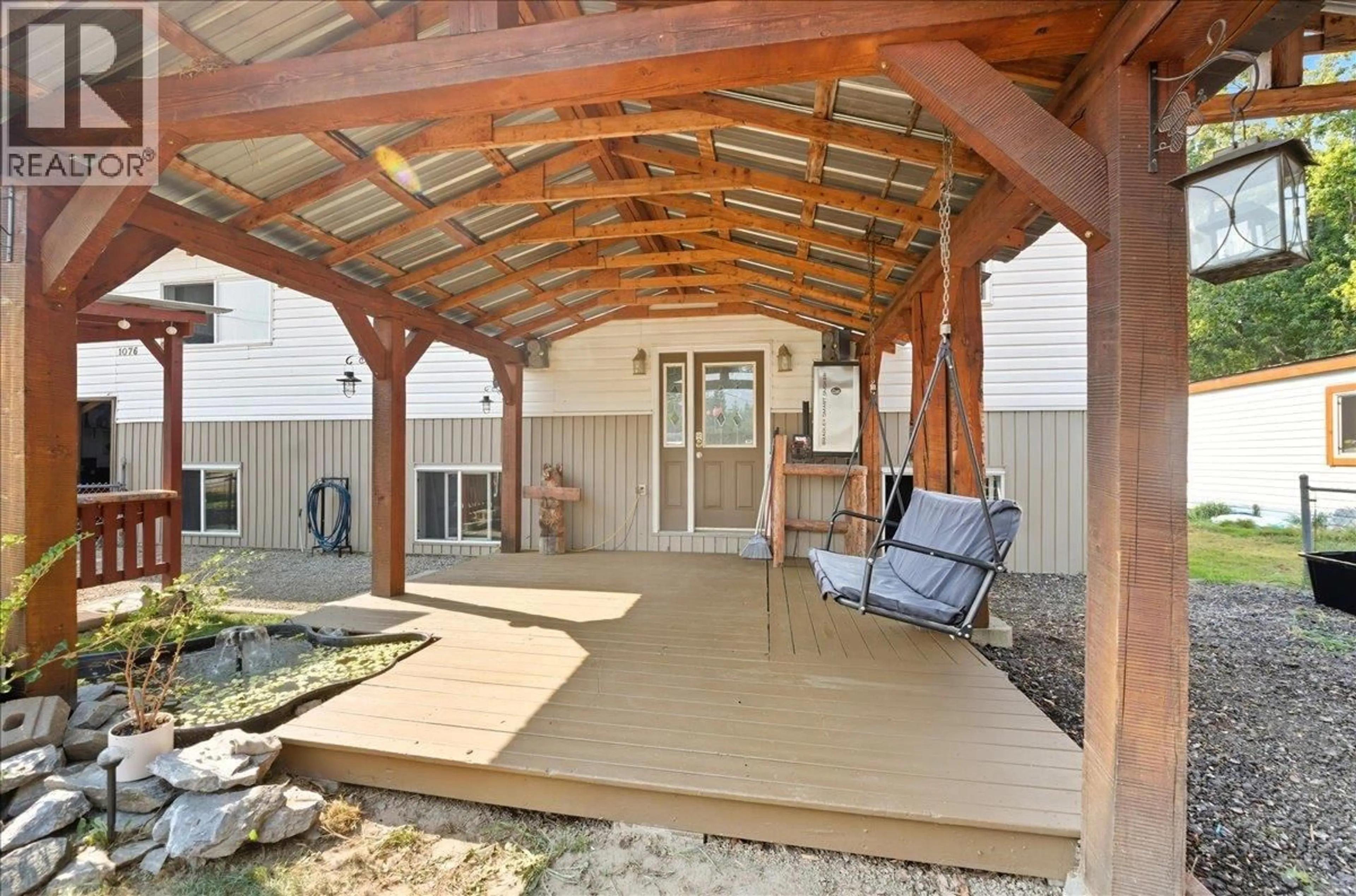 Patio, street for 1076 COLUMBIA HEIGHTS ROAD, Robson British Columbia V0G1X0