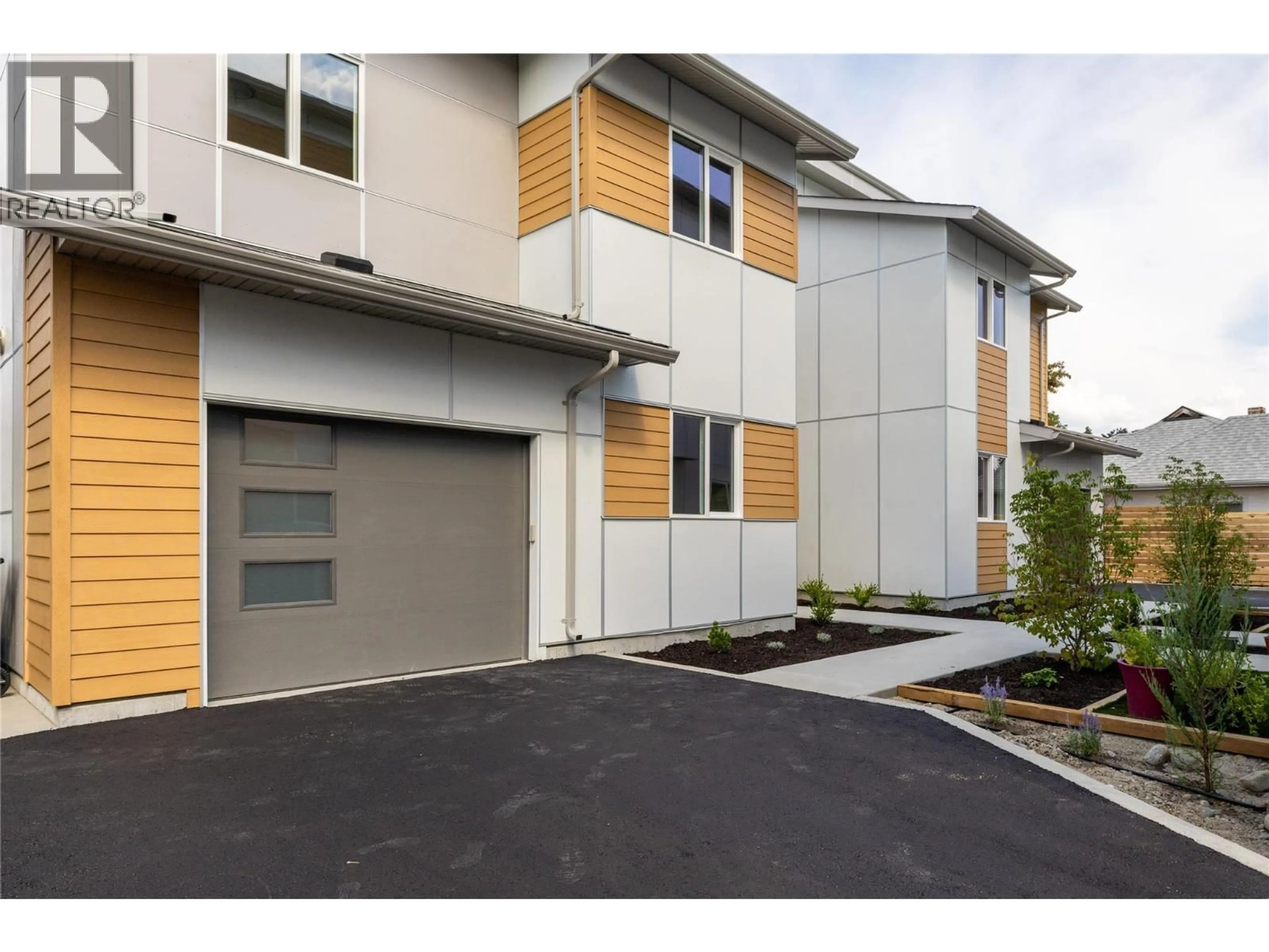 Home with vinyl exterior material, street for 763 PATTERSON AVENUE, Kelowna British Columbia V1Y5C9