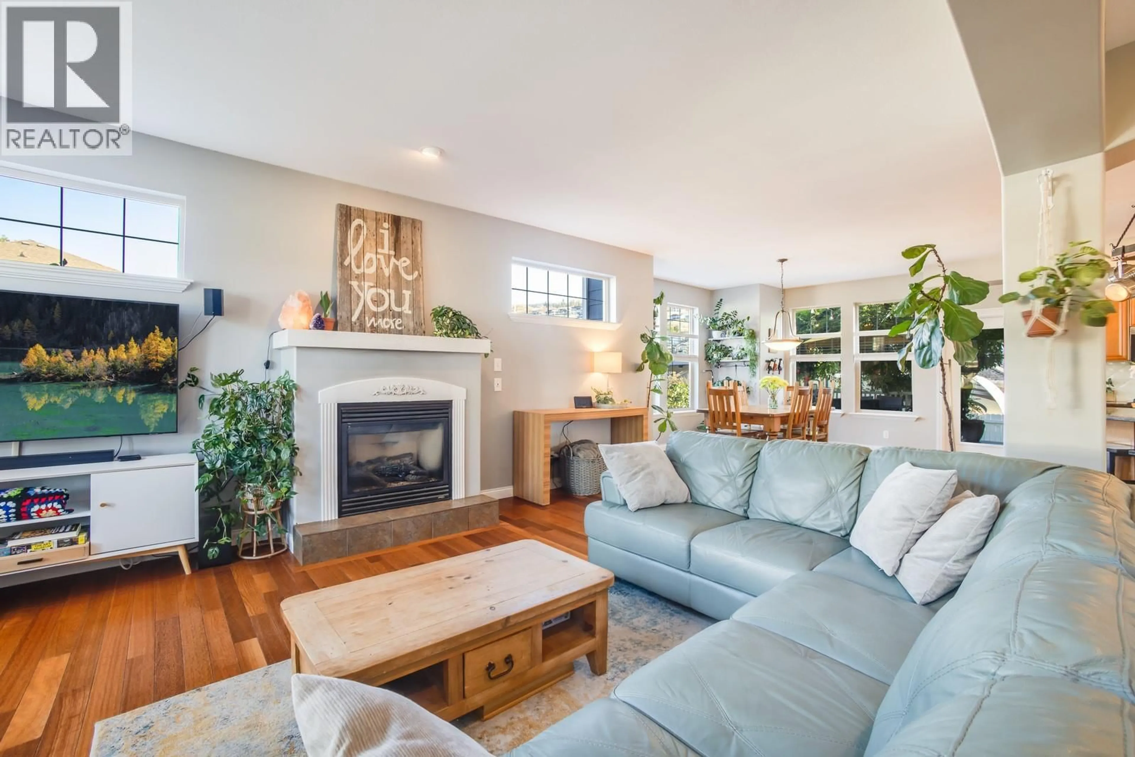 Living room with furniture, unknown for 323 PROVIDENCE AVENUE, Kelowna British Columbia V1W5A5