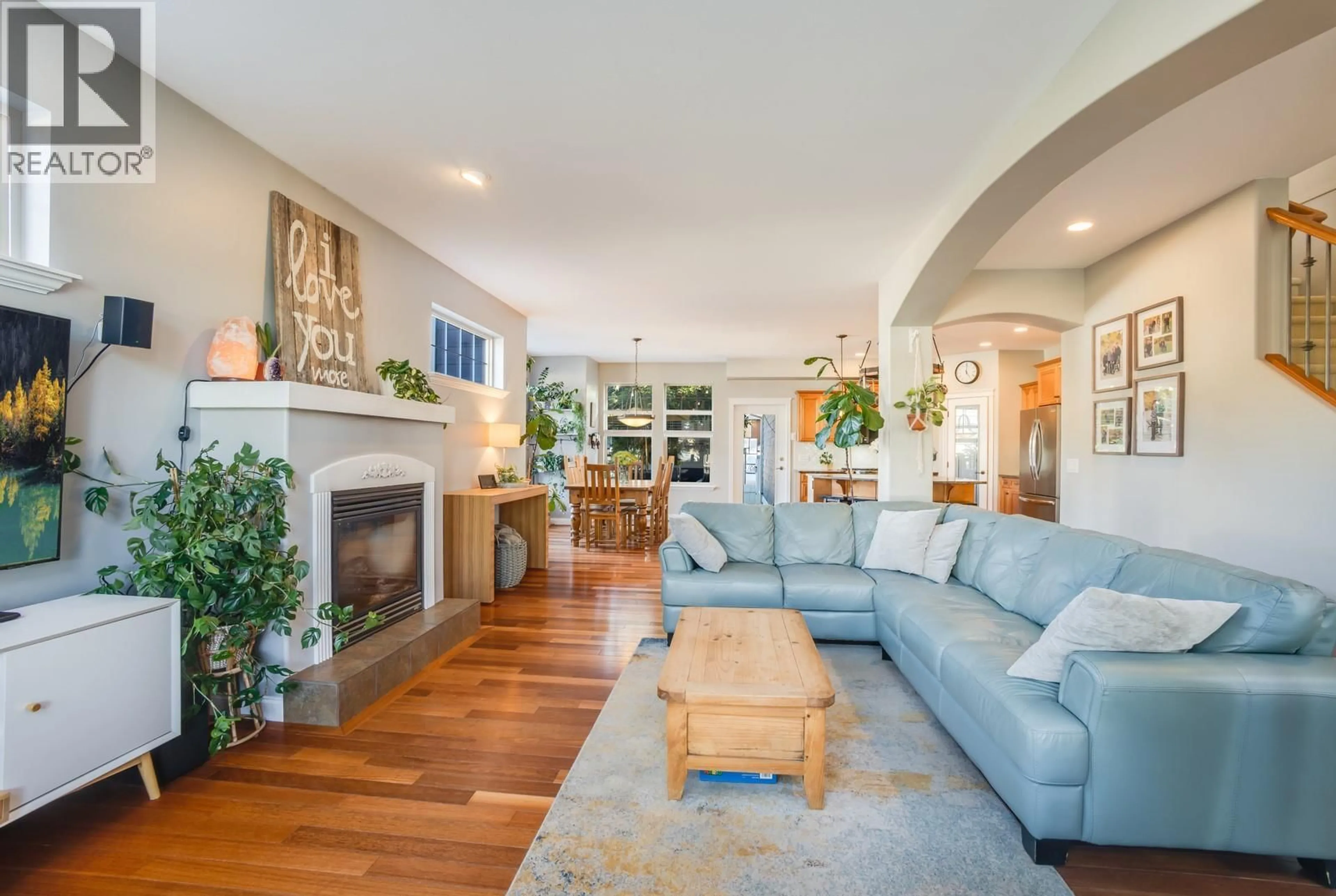 Living room with furniture, unknown for 323 PROVIDENCE AVENUE, Kelowna British Columbia V1W5A5