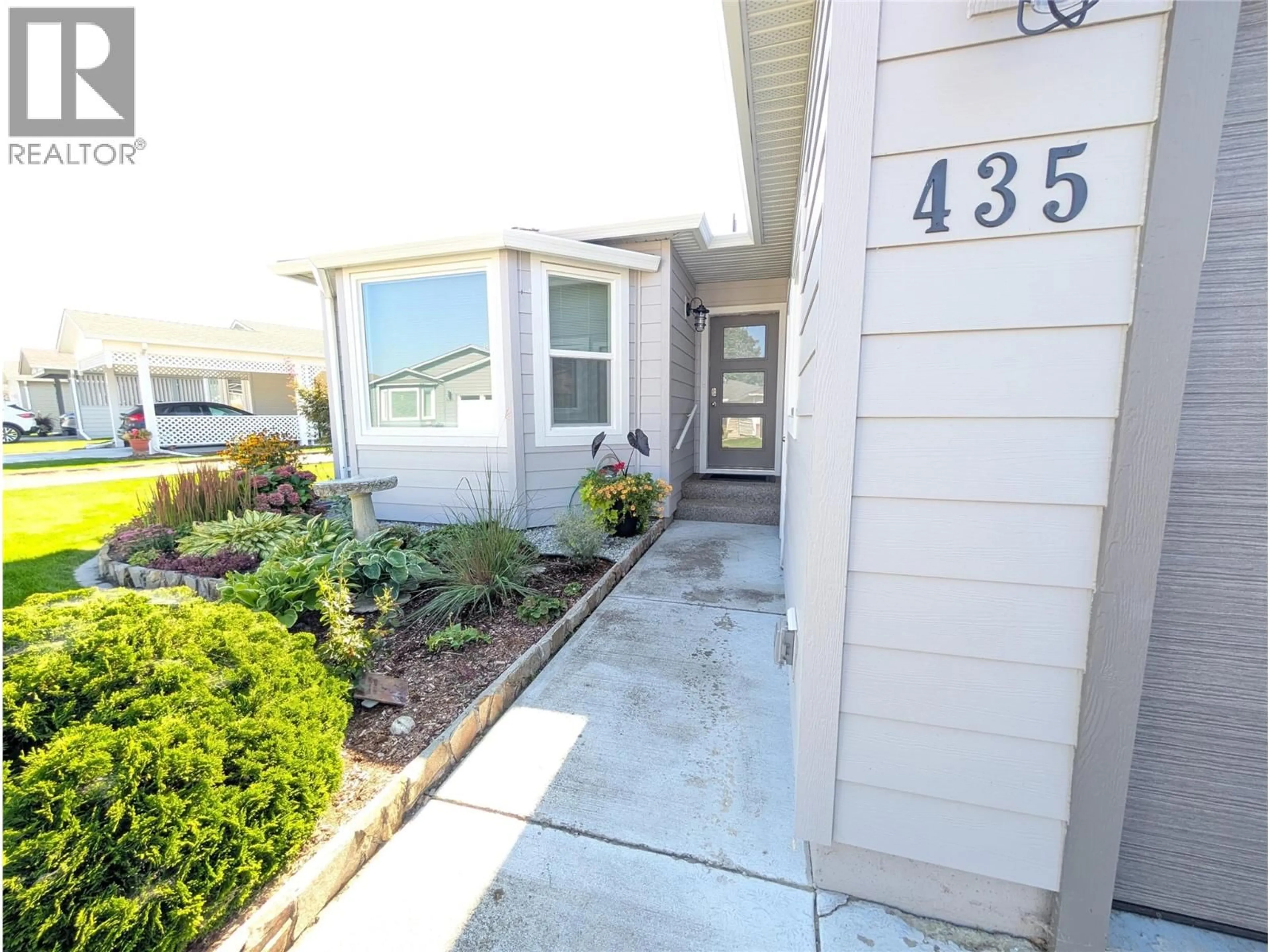Indoor entryway for 435 - 1260 RAYMER AVENUE, Kelowna British Columbia V1W3S5