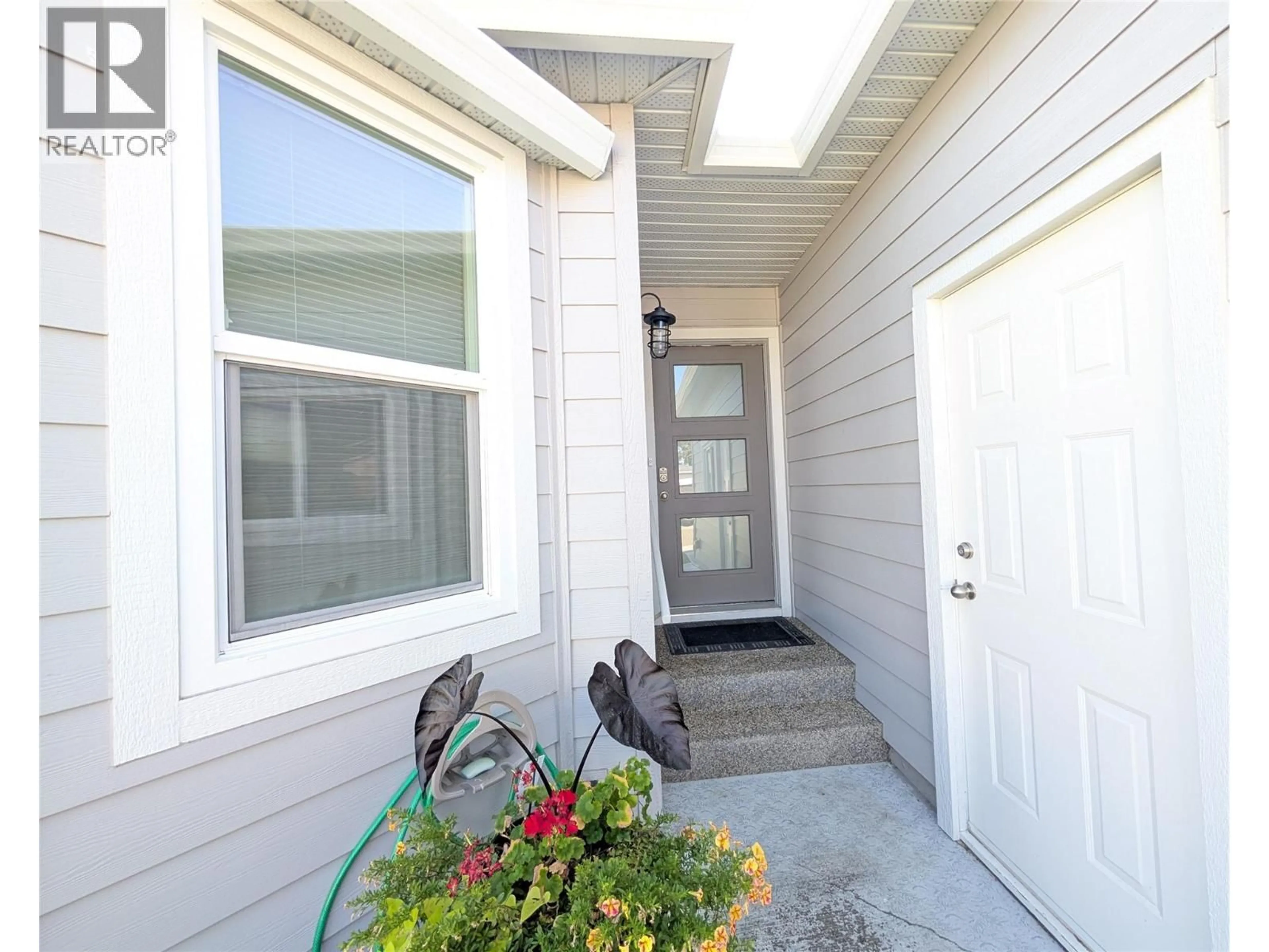 Indoor entryway for 435 - 1260 RAYMER AVENUE, Kelowna British Columbia V1W3S5