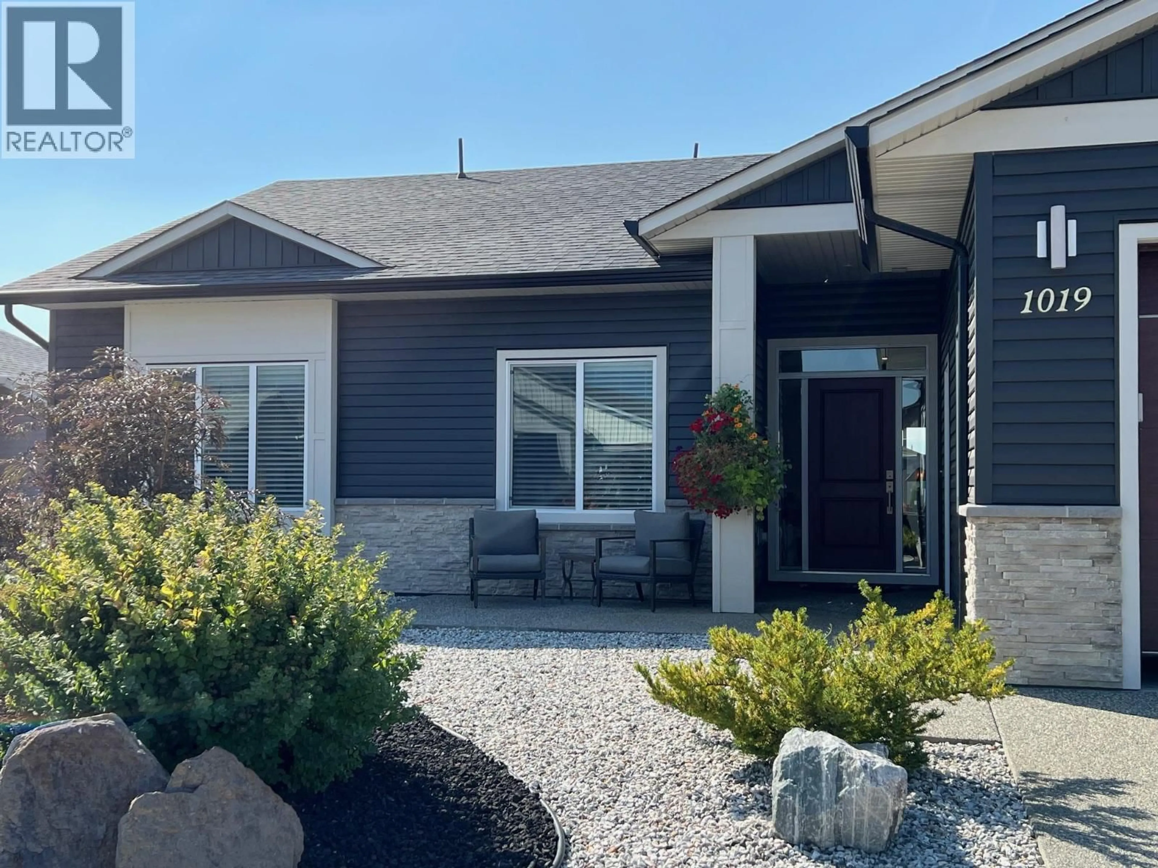 Home with vinyl exterior material, street for 1019 10TH AVENUE, Vernon British Columbia V1H1Z1
