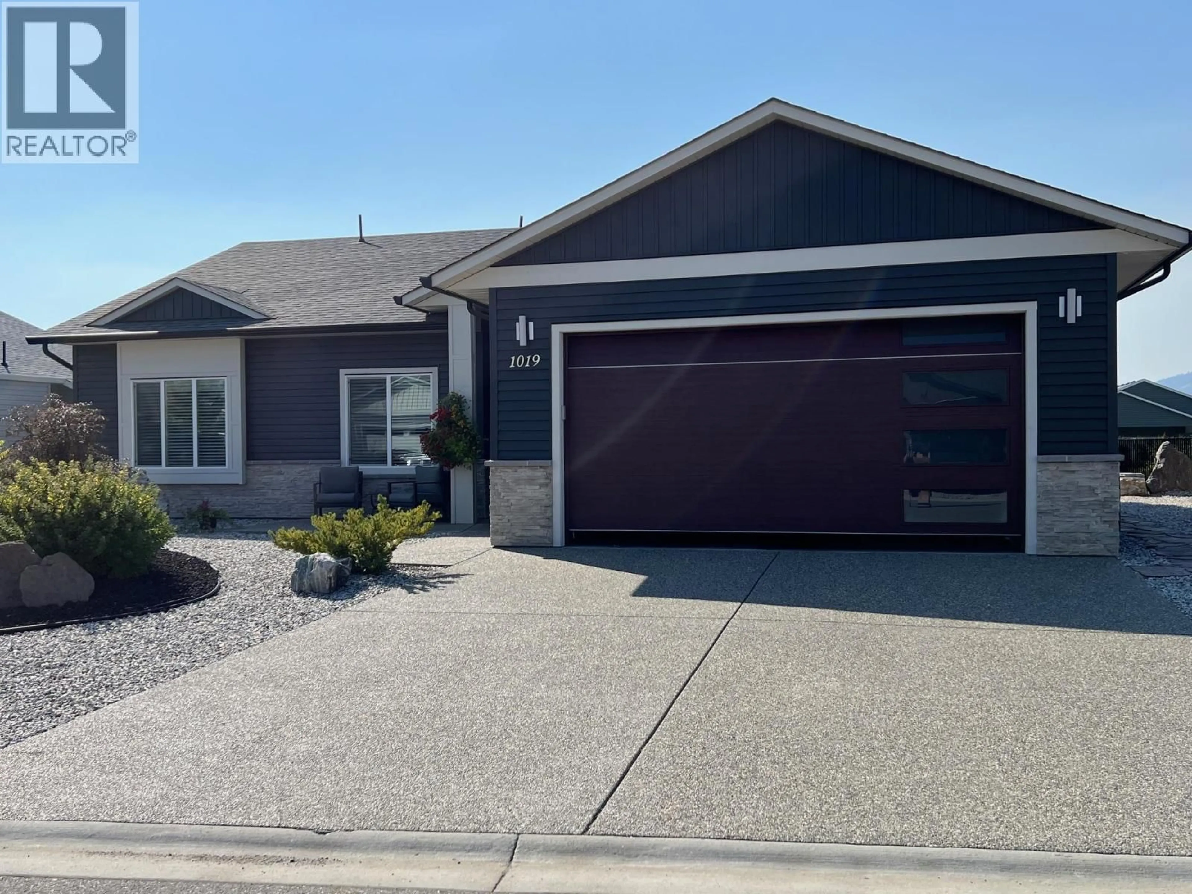 Home with vinyl exterior material, street for 1019 10TH AVENUE, Vernon British Columbia V1H1Z1