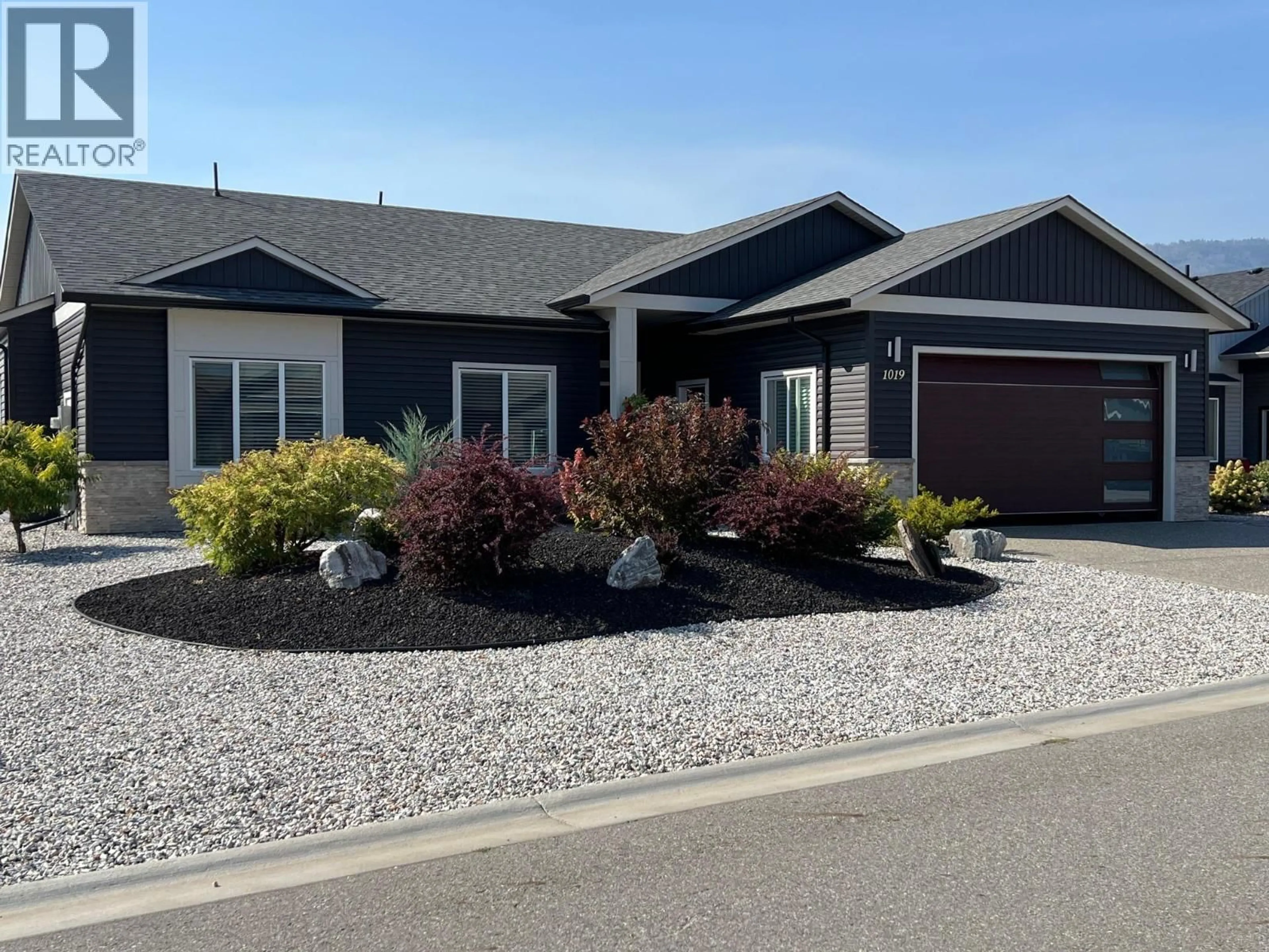 Home with vinyl exterior material, street for 1019 10TH AVENUE, Vernon British Columbia V1H1Z1
