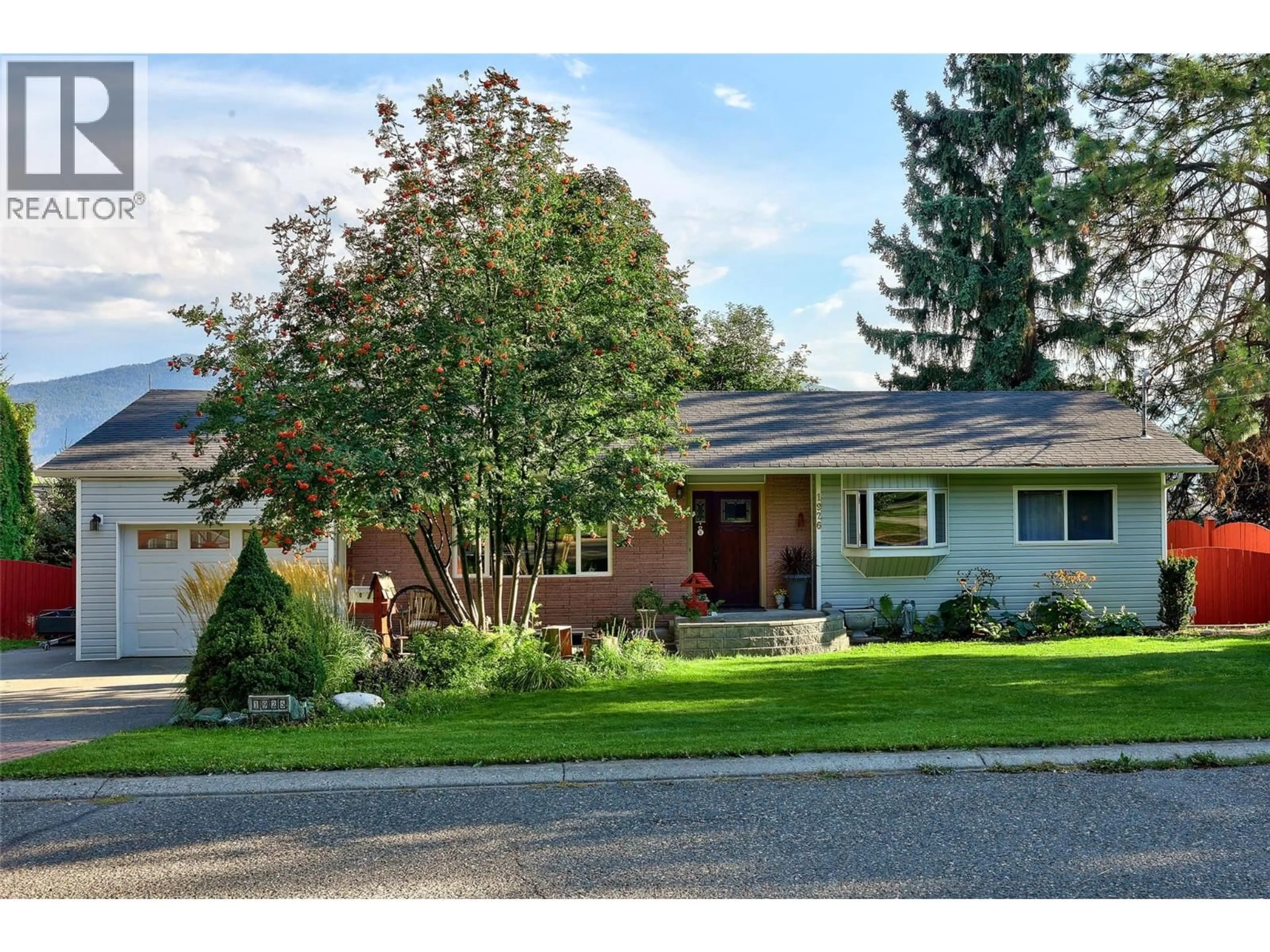 Home with vinyl exterior material, unknown for 1926 GREAVES AVENUE, Merritt British Columbia V1K1J3