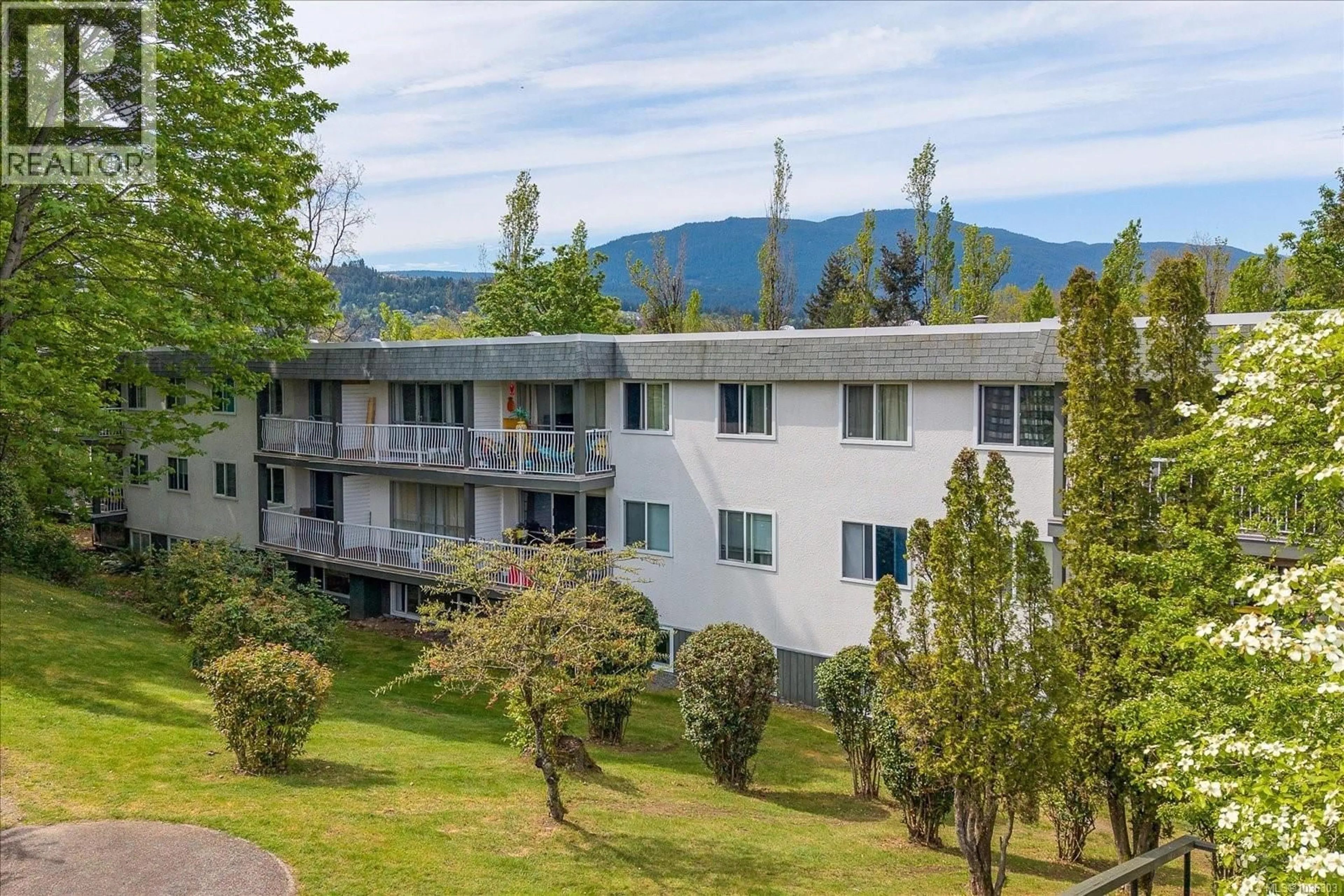 A pic from outside/outdoor area/front of a property/back of a property/a pic from drone, mountain view for 5104 - 999 BOWEN ROAD, Nanaimo British Columbia V9R2A4