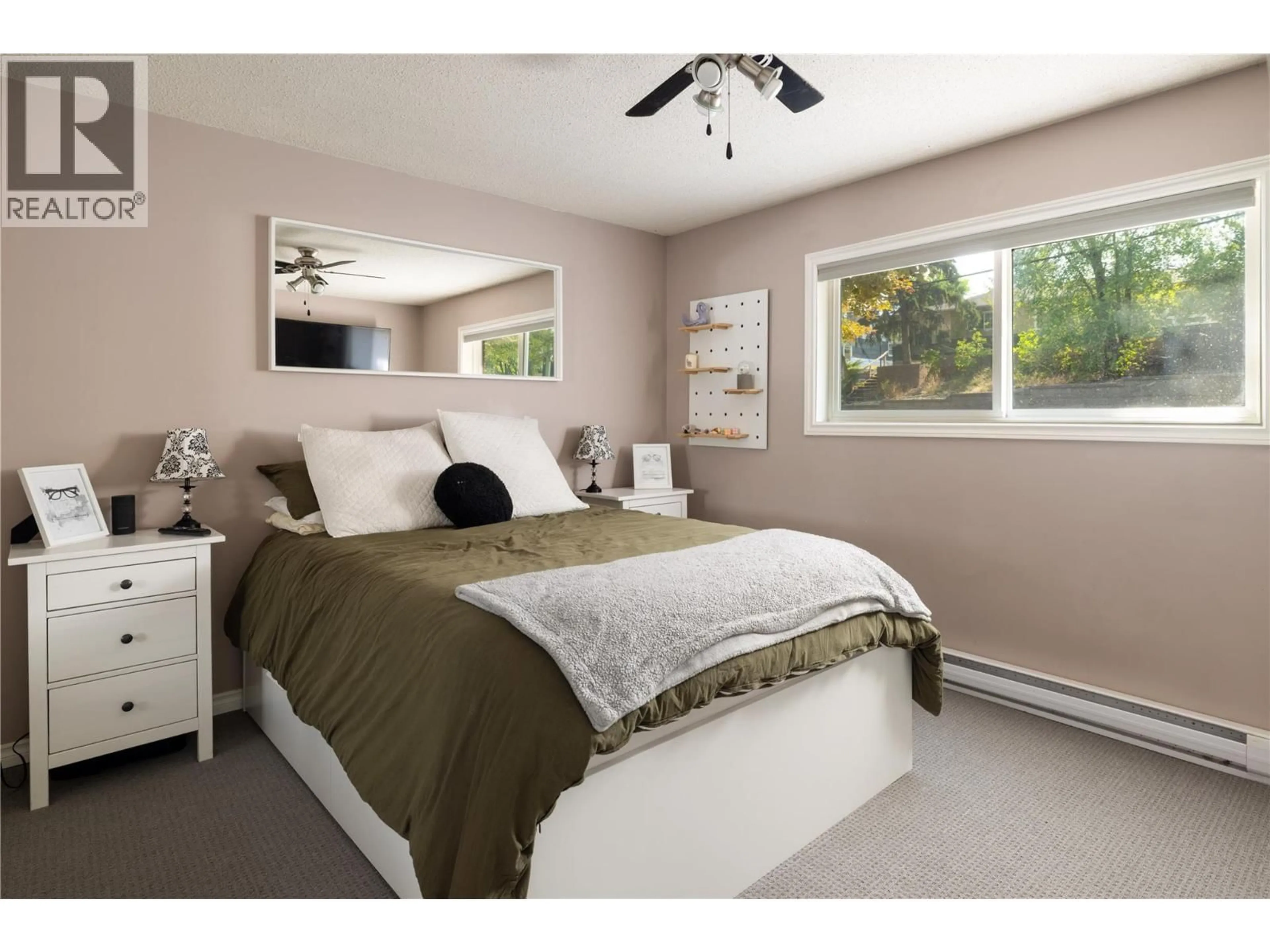 Bedroom with bed, wood/laminate floor for 1420 BERNARD AVENUE, Kelowna British Columbia V1Y6R7
