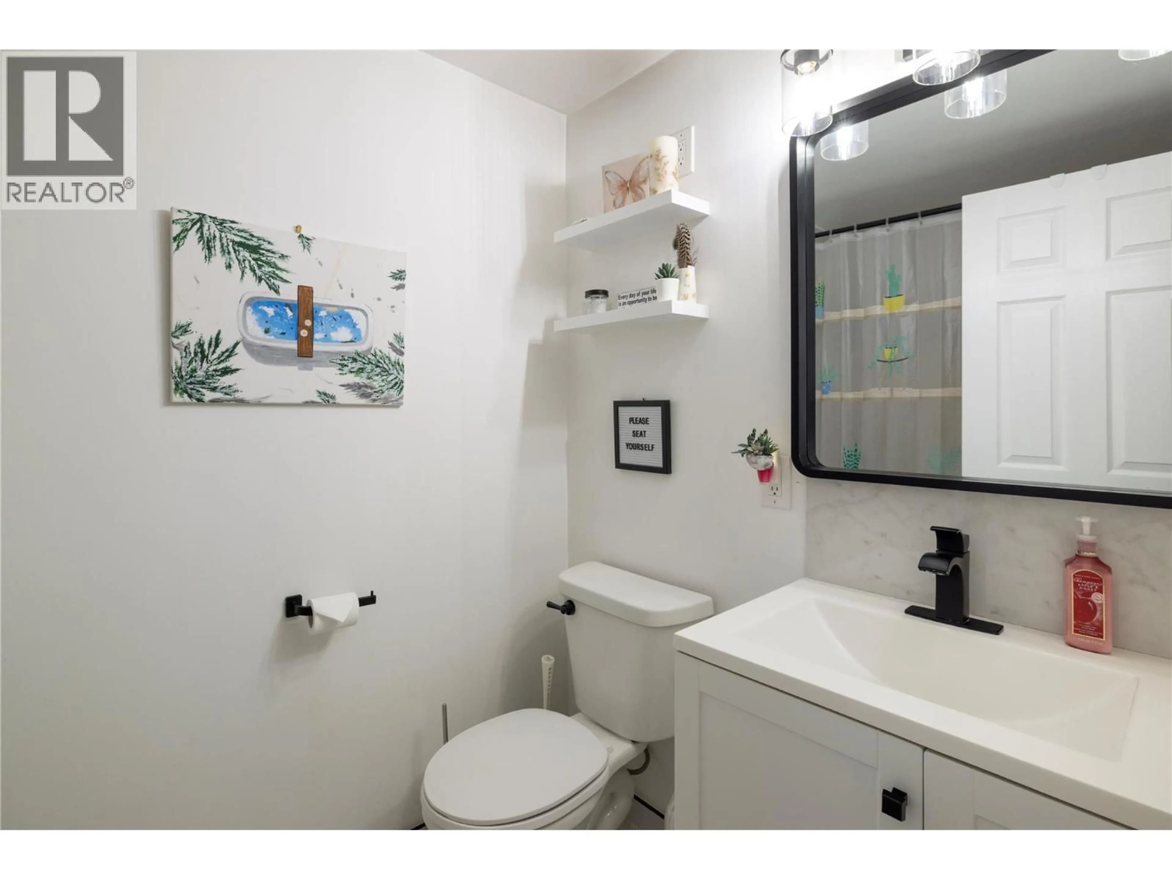 Standard bathroom, ceramic/tile floor for 1420 BERNARD AVENUE, Kelowna British Columbia V1Y6R7