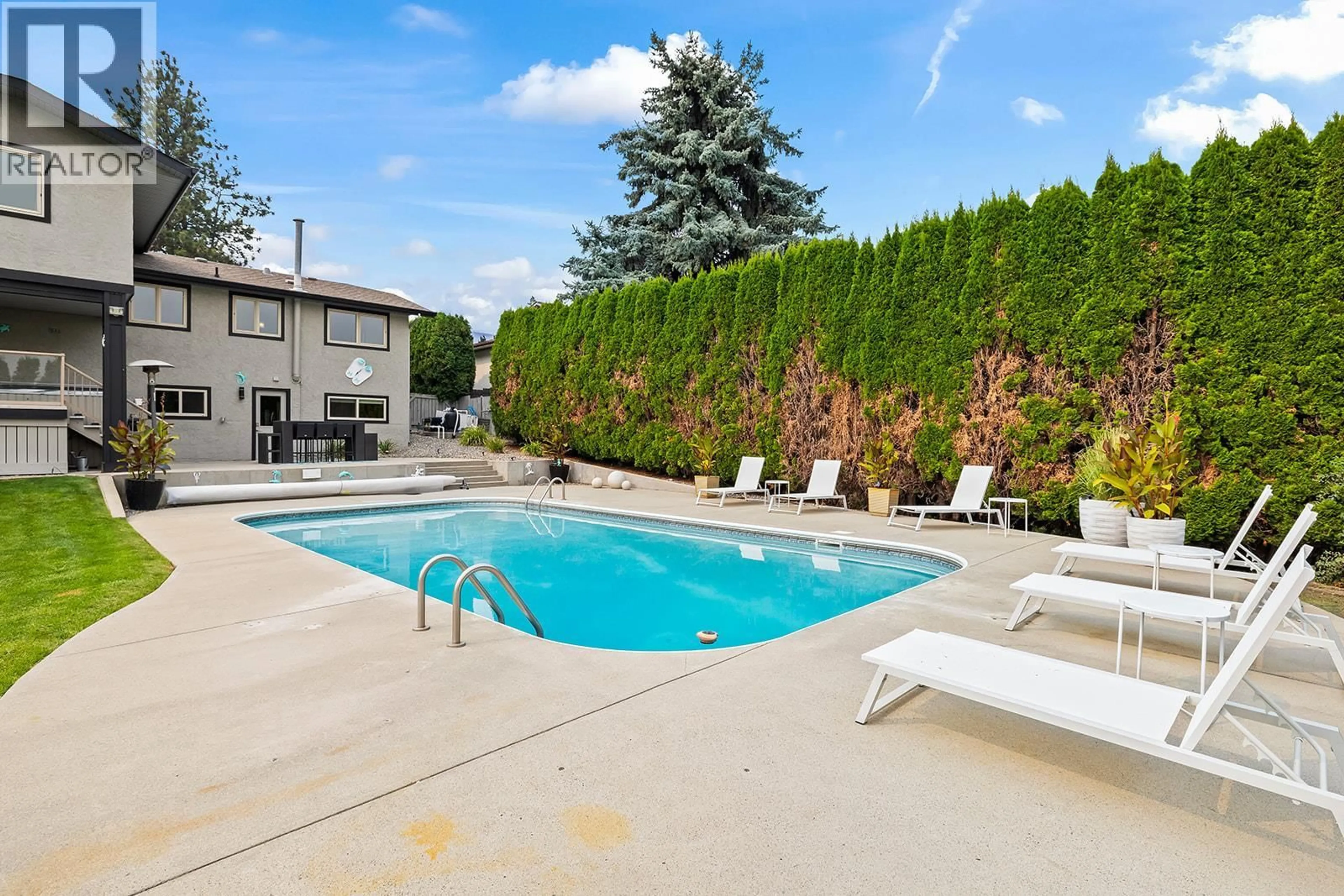 Pool for 2245 SOMERSET ROAD, Kelowna British Columbia V1Z2K9