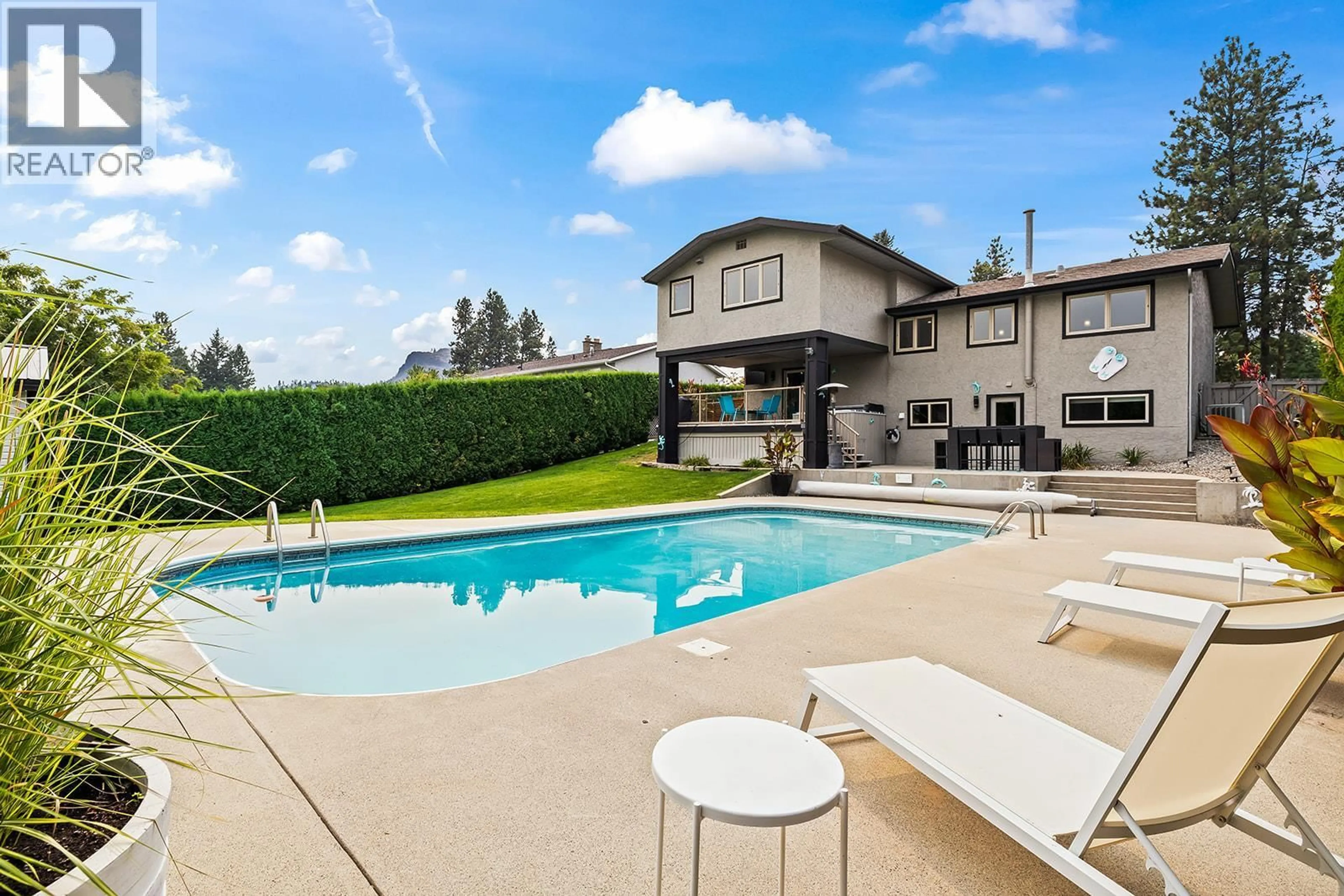 Pool for 2245 SOMERSET ROAD, Kelowna British Columbia V1Z2K9