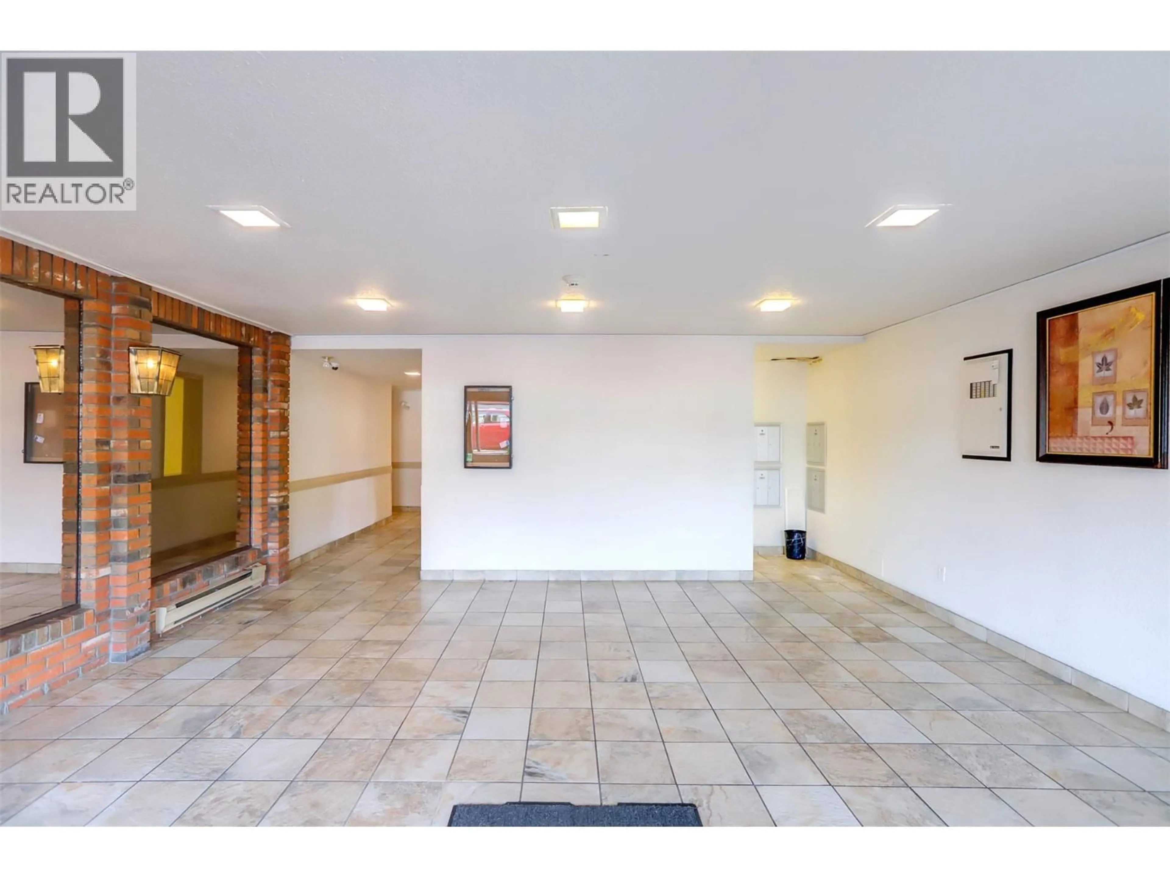 Indoor foyer for 415 - 3304 35 AVENUE, Vernon British Columbia V1T8M6