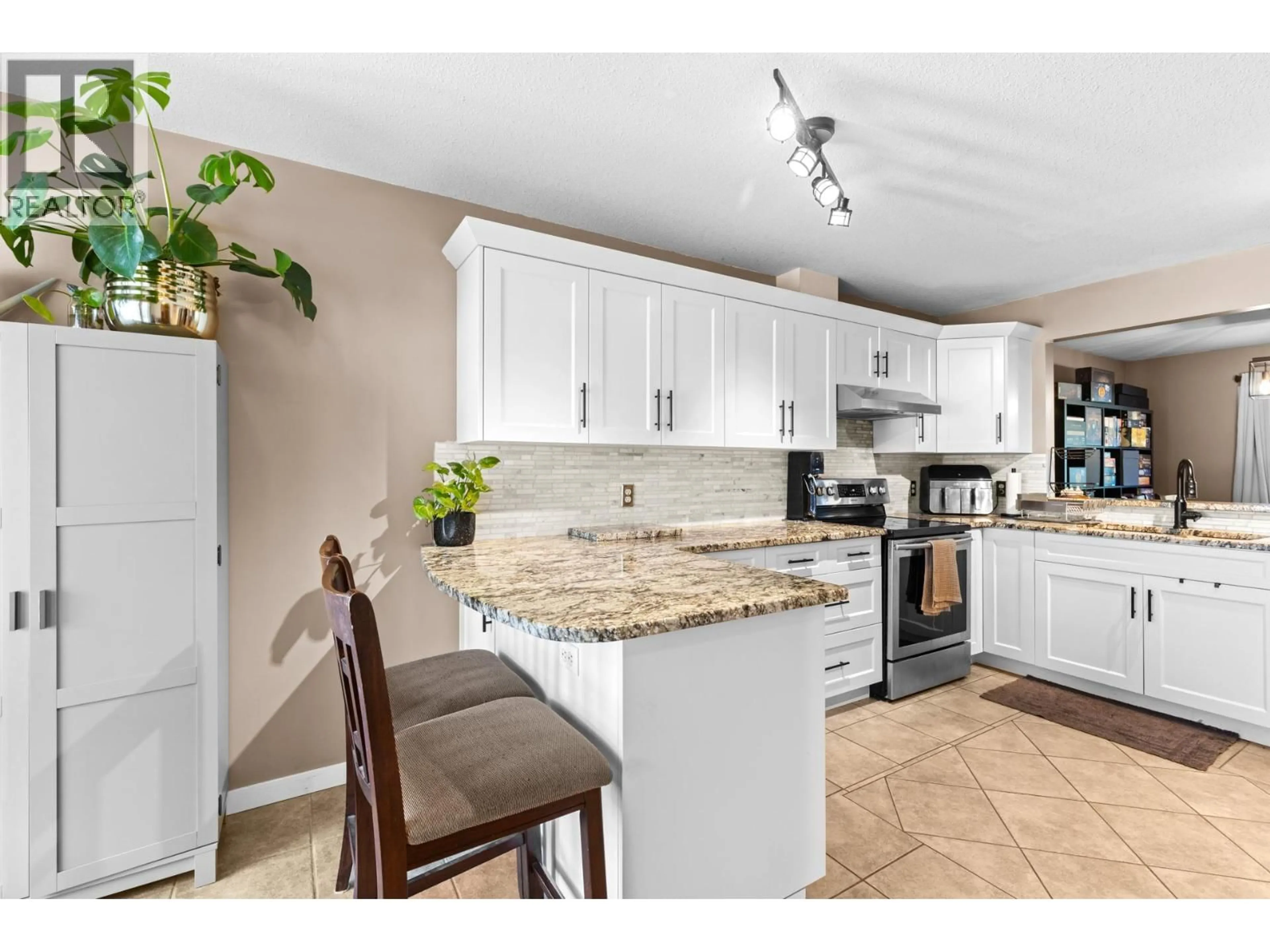 Open concept kitchen, ceramic/tile floor for 82 - 1120 GUISACHAN ROAD, Kelowna British Columbia V1Y9R5