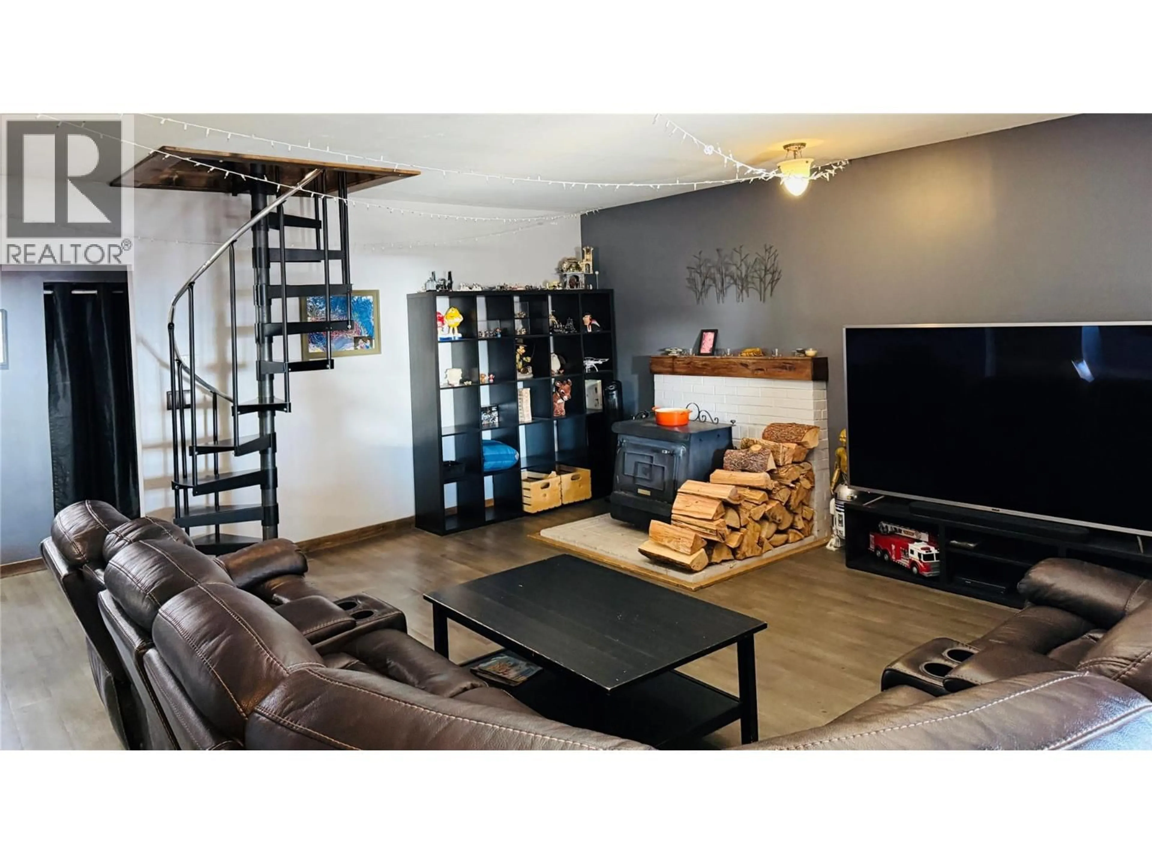 Living room with furniture, wood/laminate floor for 205 OTIS STREET, Kimberley British Columbia V1A1V4