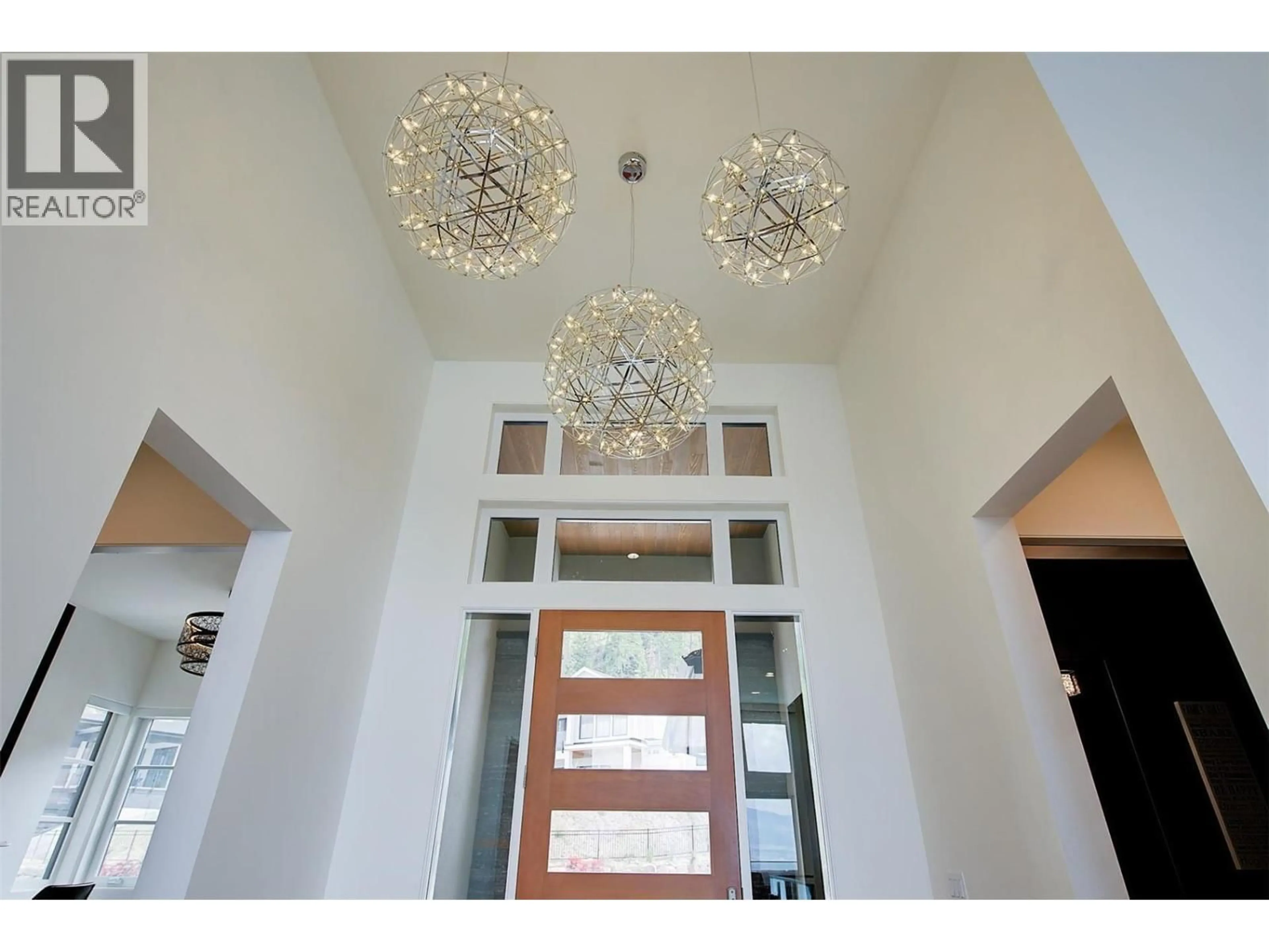 Indoor foyer for 5710 JASPER WAY, Kelowna British Columbia V1W5L7
