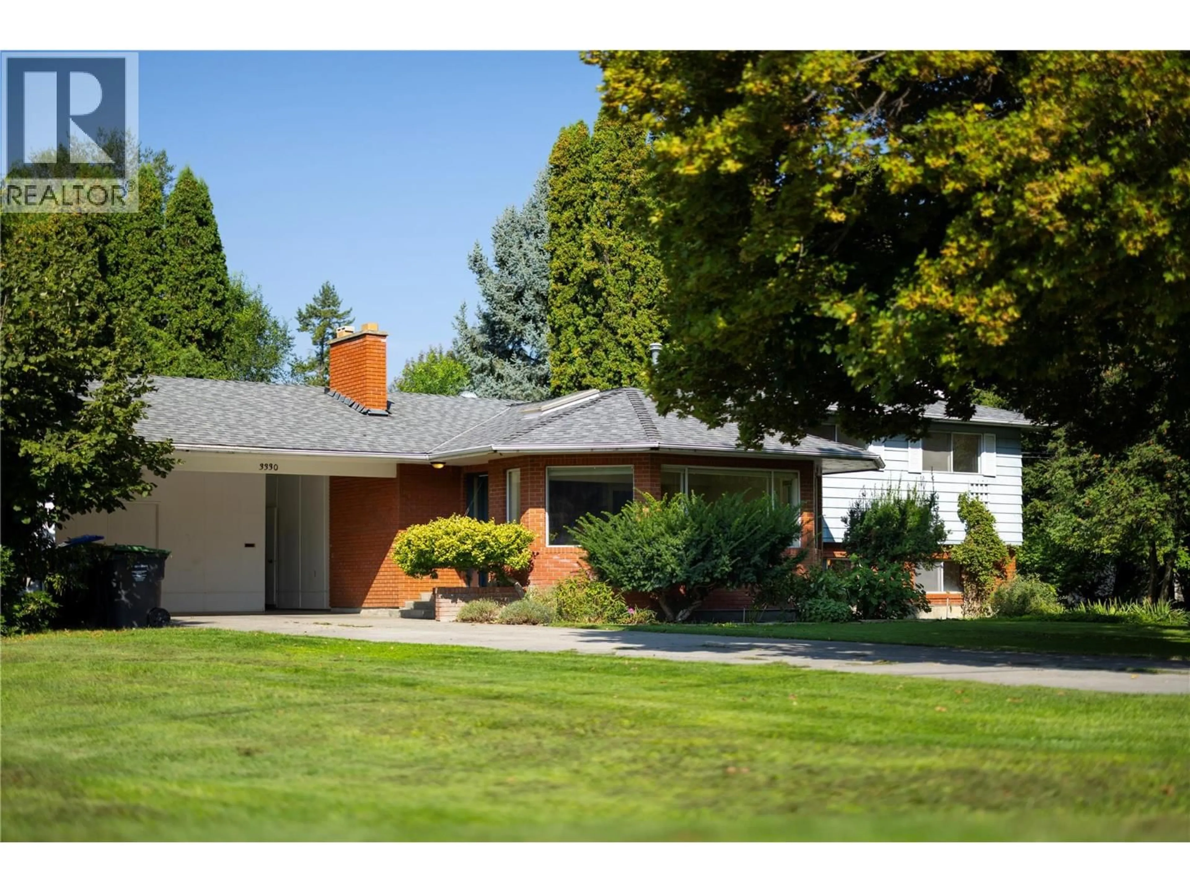 Home with vinyl exterior material, street for 3330 JACKSON COURT, Kelowna British Columbia V1W2T6