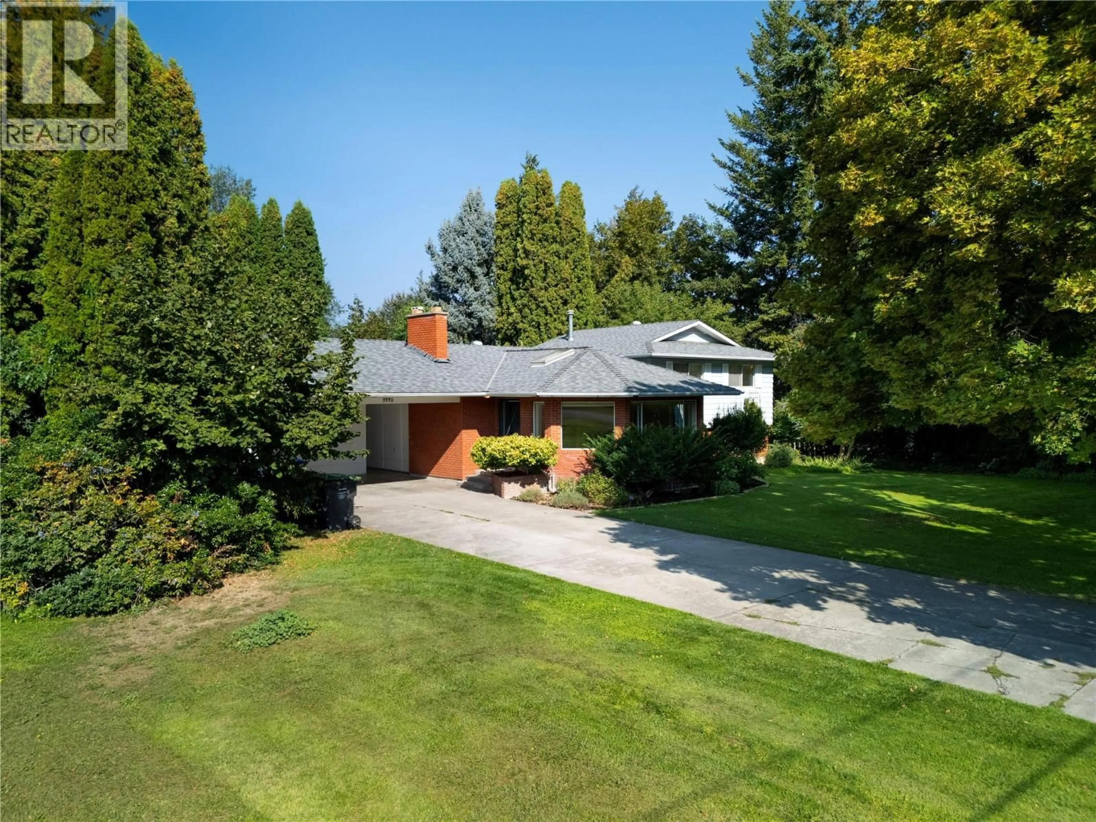 A pic from outside/outdoor area/front of a property/back of a property/a pic from drone, street for 3330 JACKSON COURT, Kelowna British Columbia V1W2T6