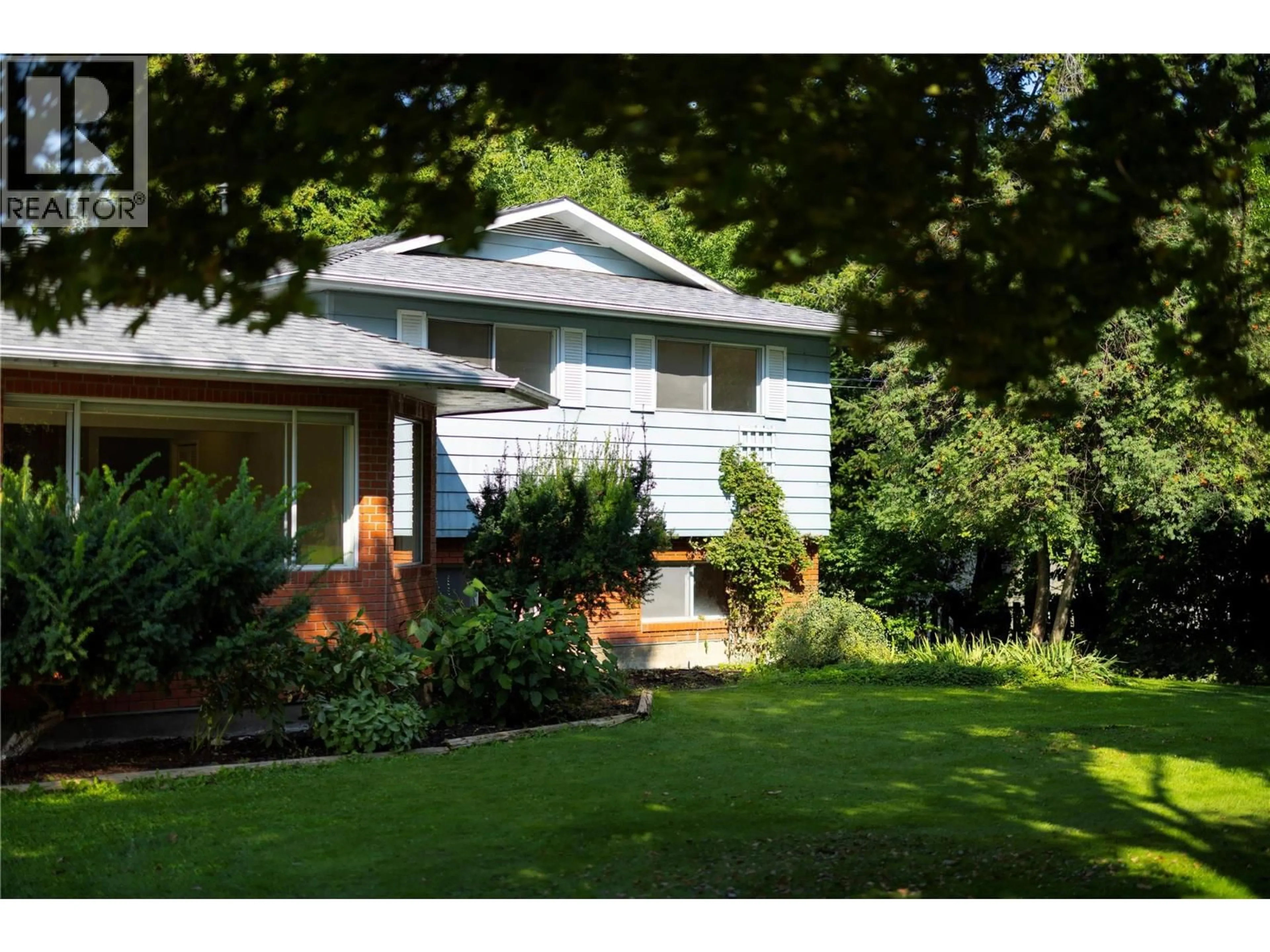 Home with vinyl exterior material, street for 3330 JACKSON COURT, Kelowna British Columbia V1W2T6