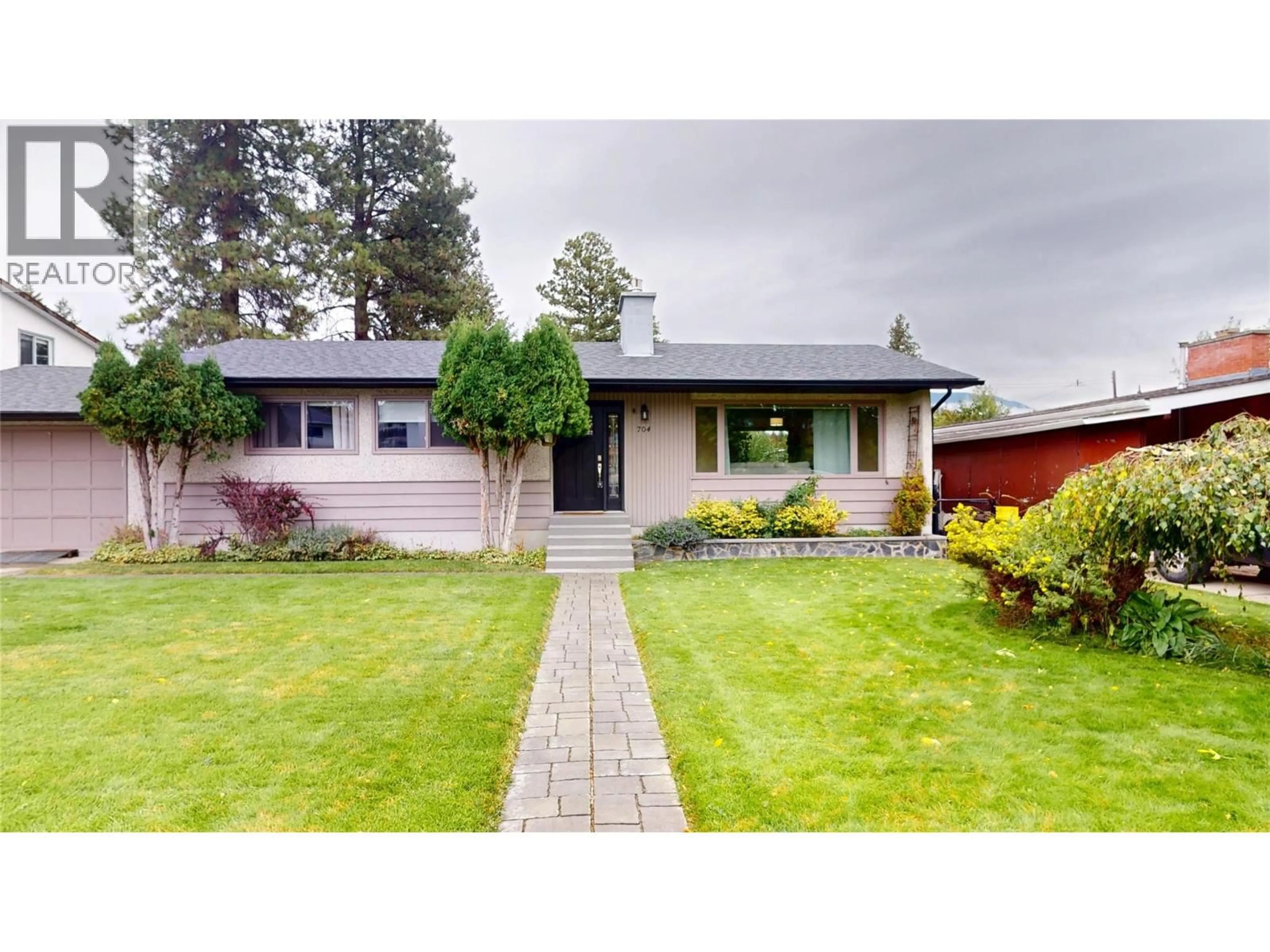 Home with vinyl exterior material, street for 704 12TH AVENUE SOUTH, Cranbrook British Columbia V1C2T2